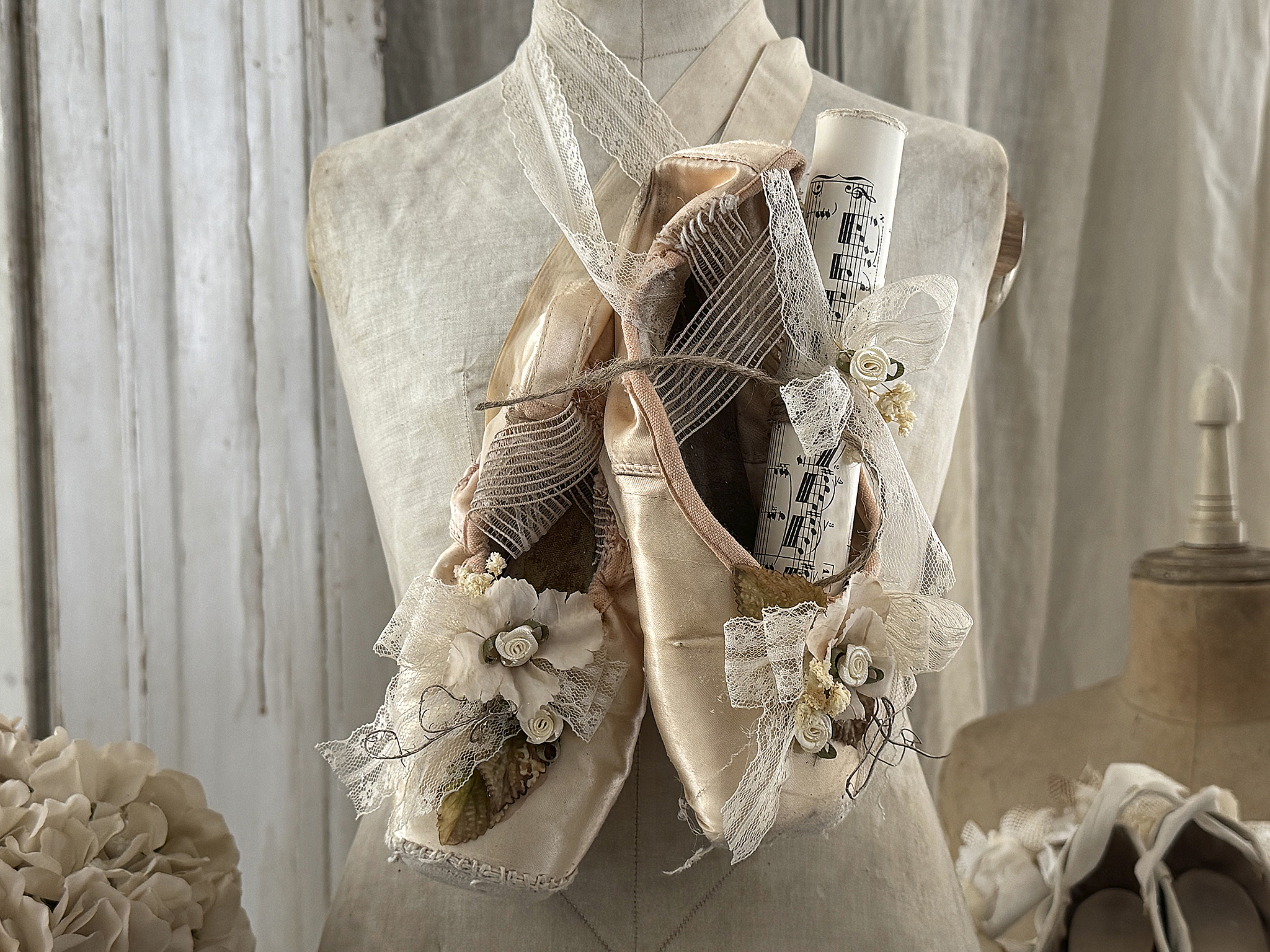 Romantisches Vintage-Unikat mit alten Spitzenschuhen – zauberhafte Dekoration mit Geschichte***