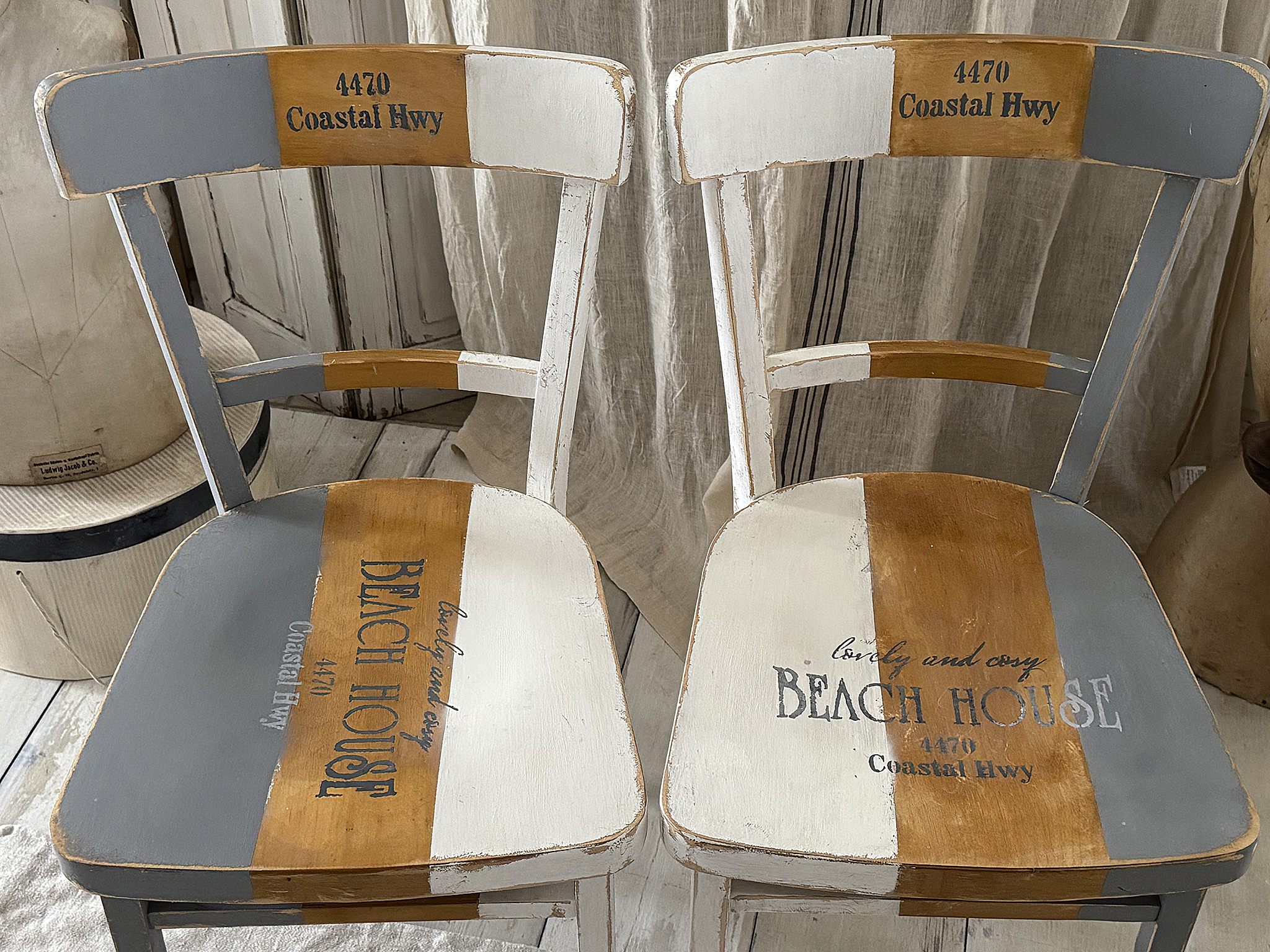 Altes Stuhlpärchen „Beach House“ | Buchenholz | Shabby Chic Weiß Grau Naturholz***