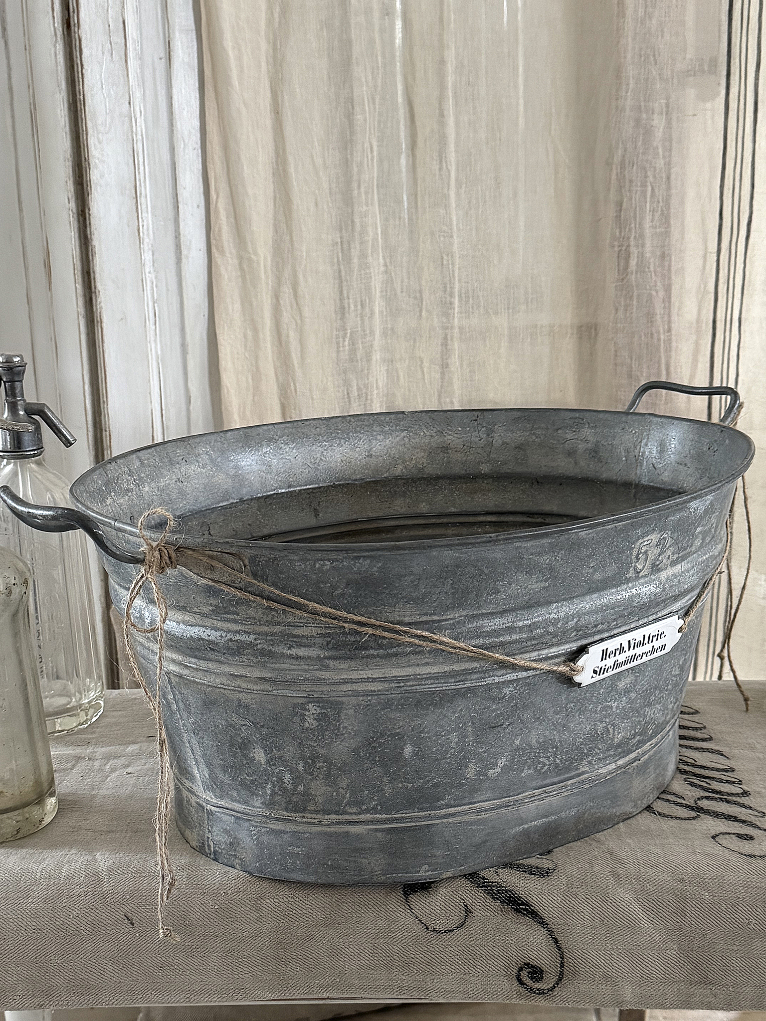 Alte Zinkwanne mit Emaille-Schild Stiefmütterchen ***