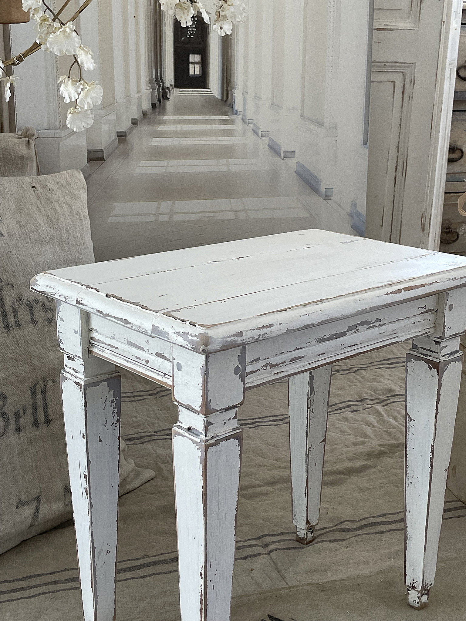 Hübscher, vintage Tisch im Shabby Chic Stil Weißer, shabby chic Tisch mit abgenutzter Oberfläche im Innenraum