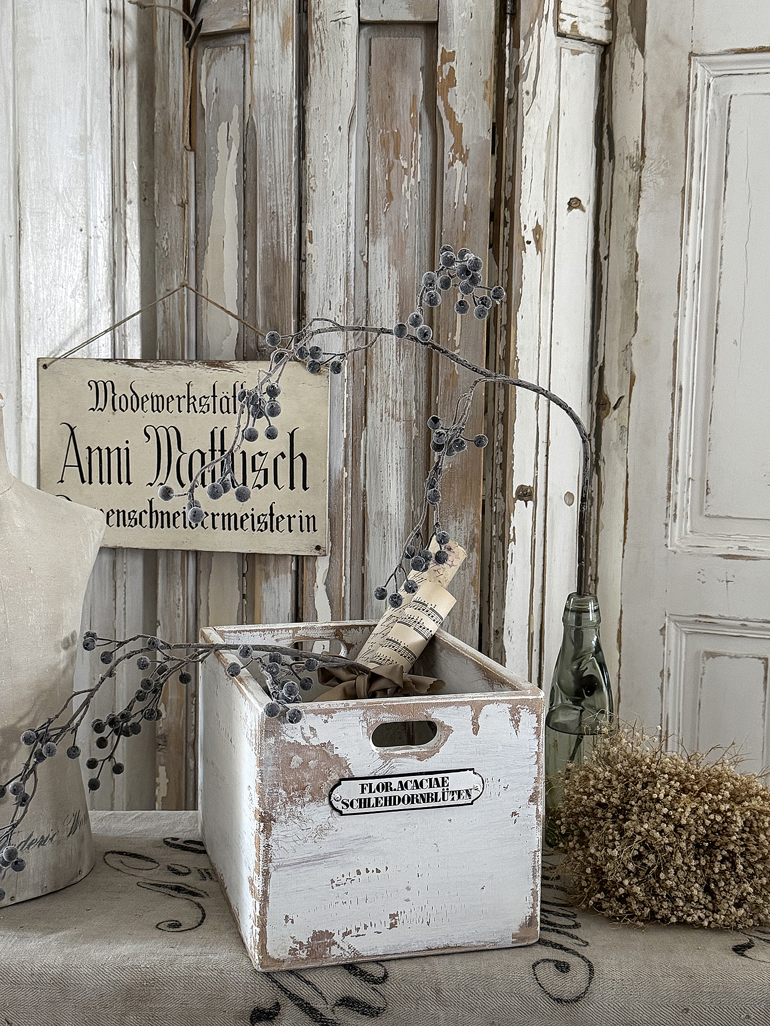 Alte Holzkiste-Schlehdornblüten***