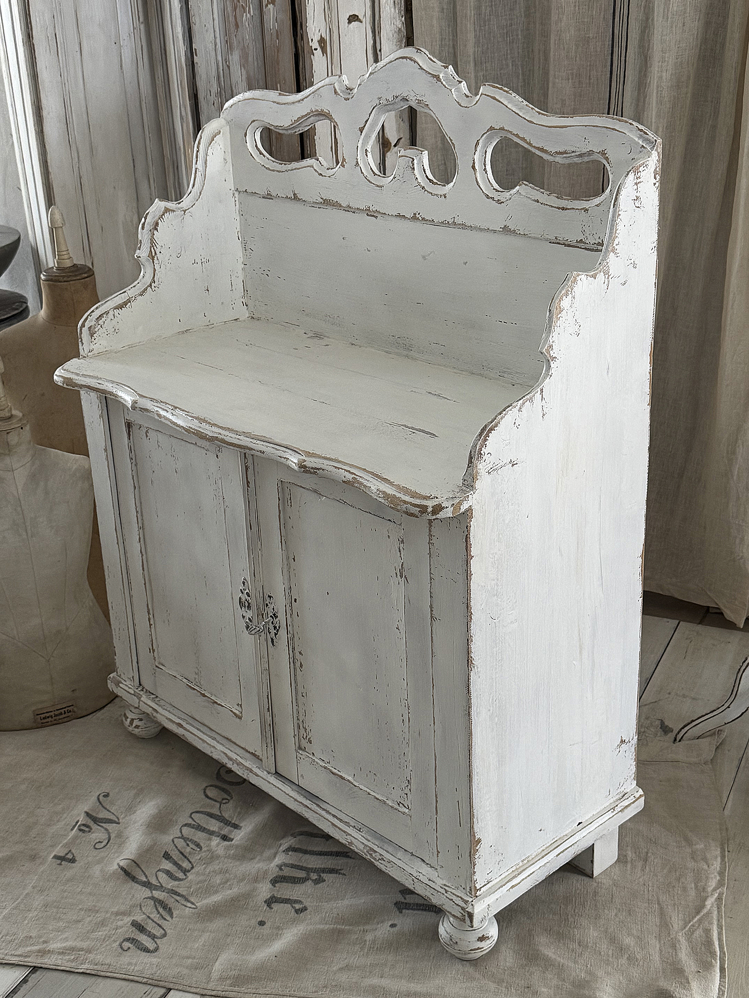 Liebhaberstück – Antikes Schrankbänkchen aus Frankreich***