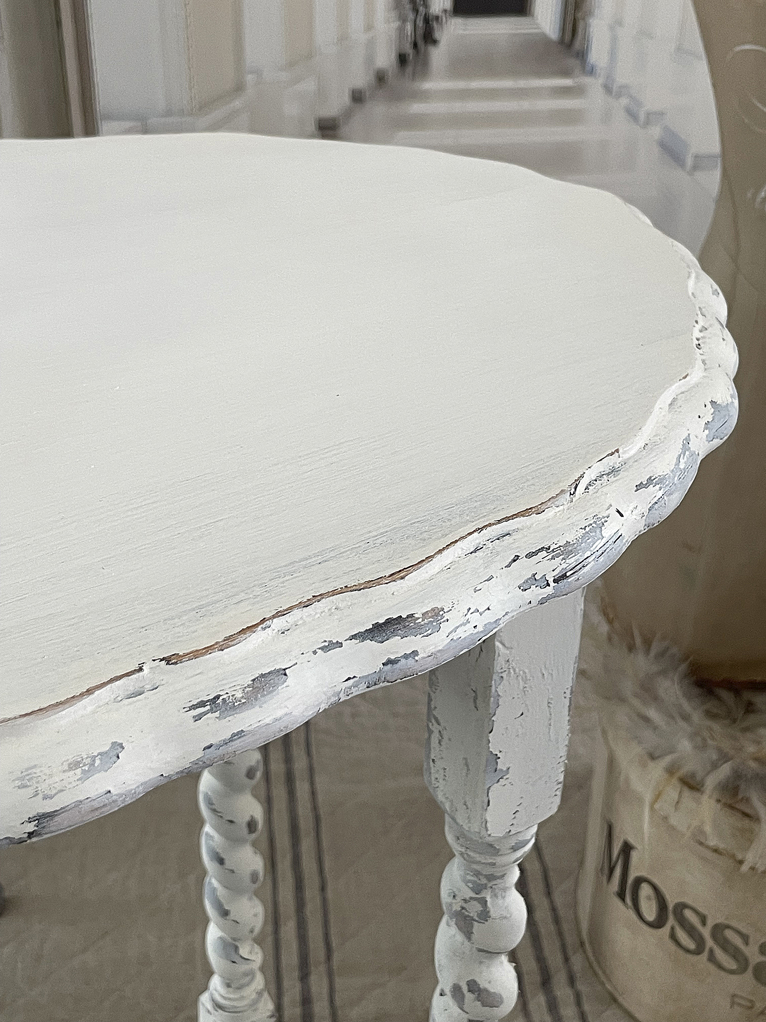 Vintage Beistelltisch in Weiß mit shabby-chic Design Nahaufnahme eines weißen, vintage Beistelltischs mit shabby-chic Oberfläche und gedrehten Beinen
