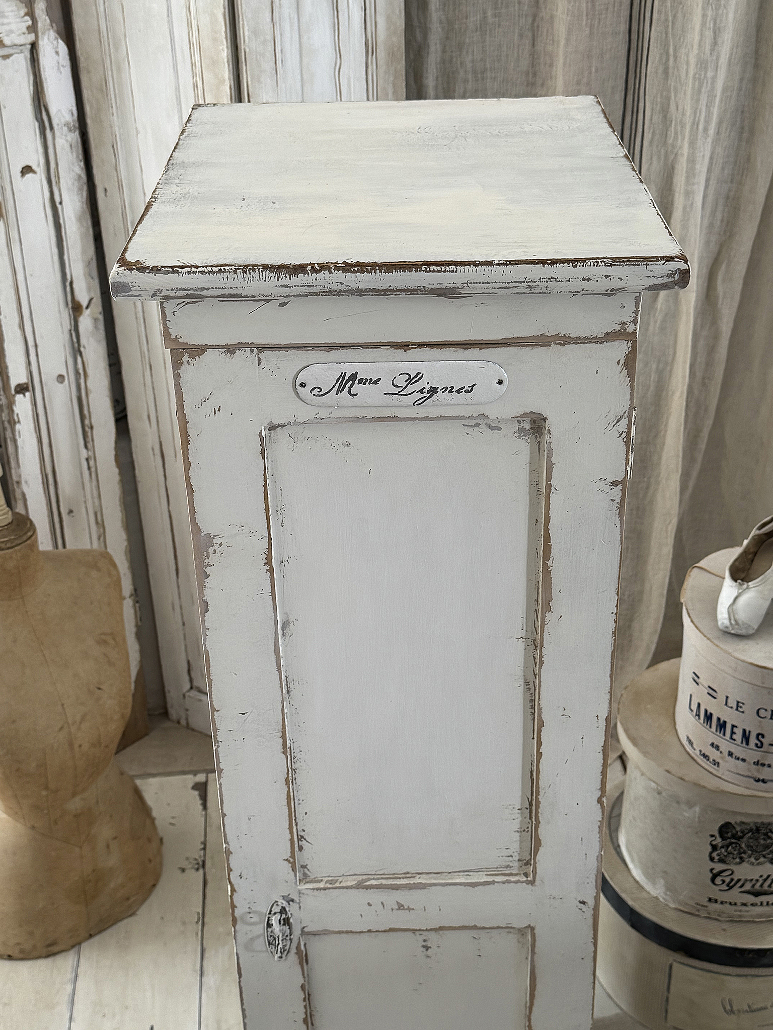 Zauberhafter antiker Hochschrank aus Vollholz – Shabby Chic Vintage-Unikat***