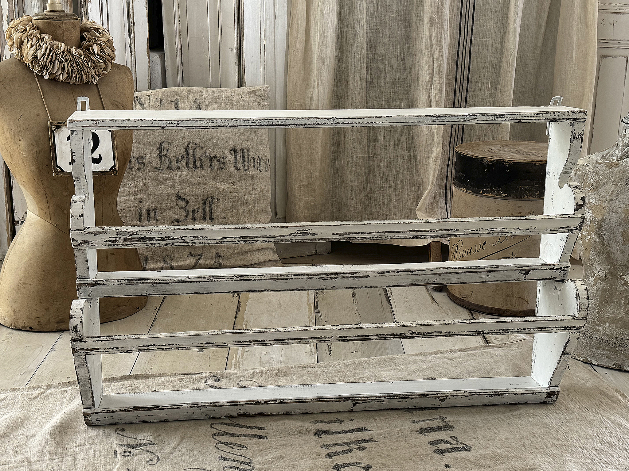 Altes Tellerregal aus Vollholz – authentische Patina mit zeitlosem Charme“***