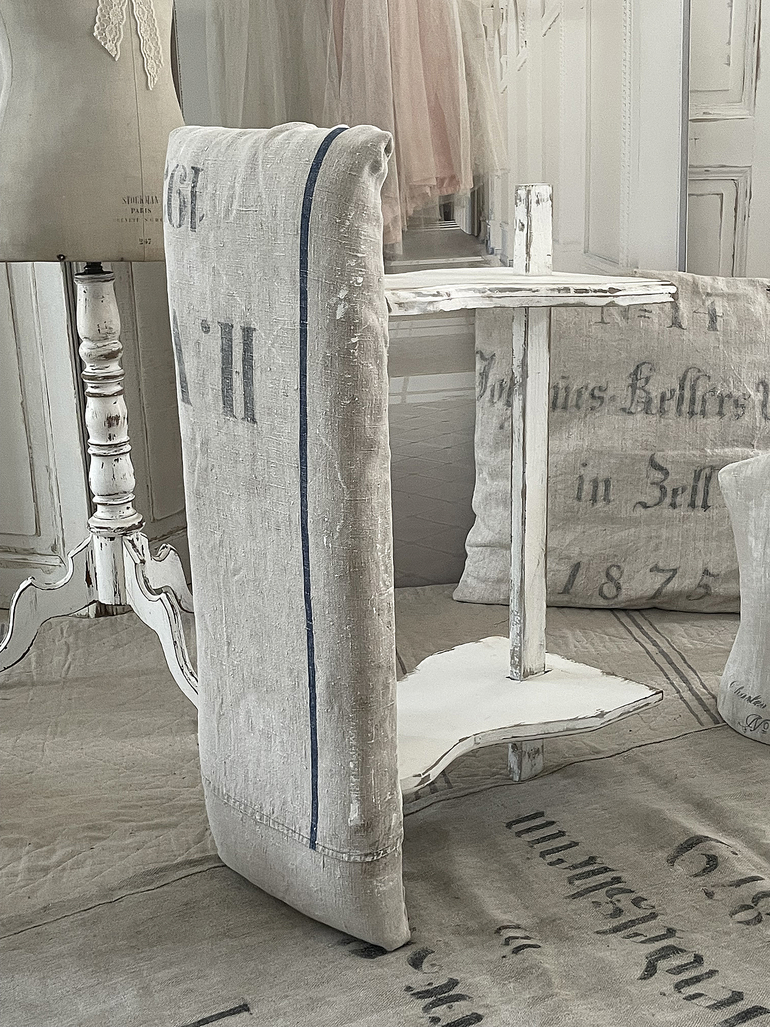 Stylischer Stuhl mit nostalgischem Design und Leinenbezug Nostalgischer Stuhl mit einem Bezug aus Leinen und vintage-weißem Holzgestell