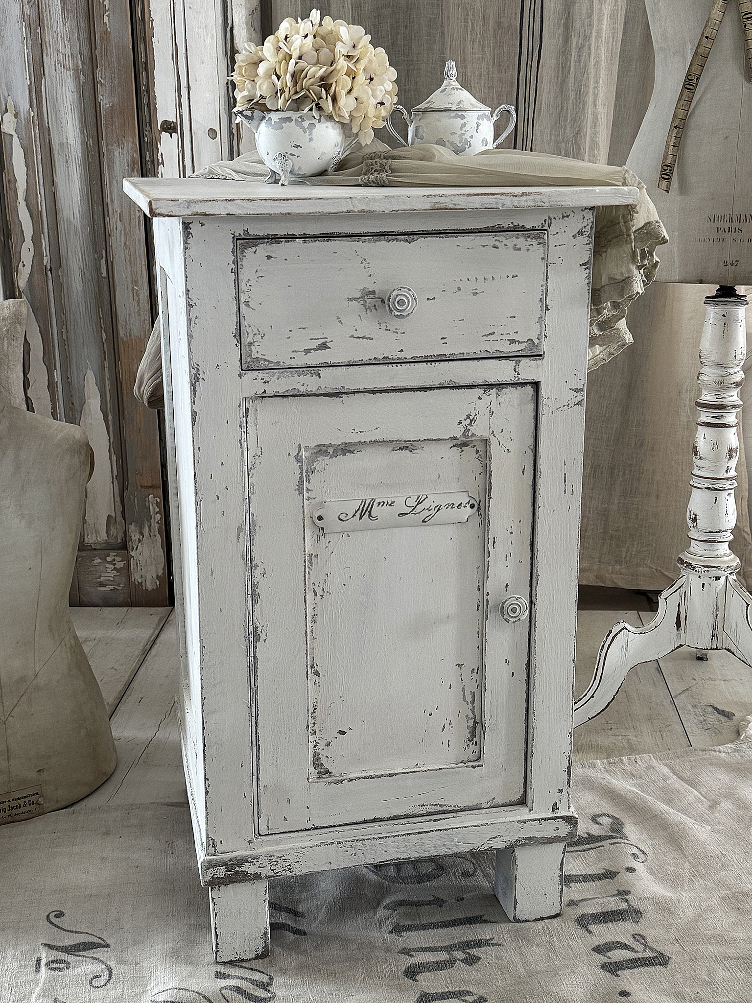 Altes Shabby-Schränkchen „Madame Ligness“***