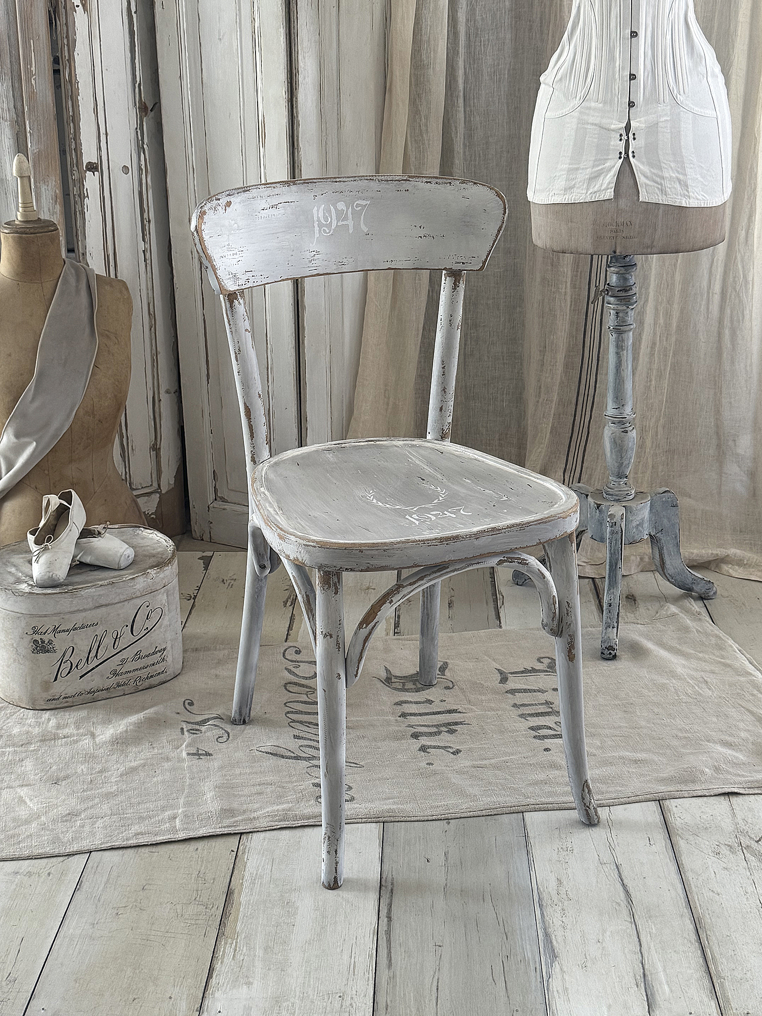  Alter Bugholzstuhl in zartem creme-grau***