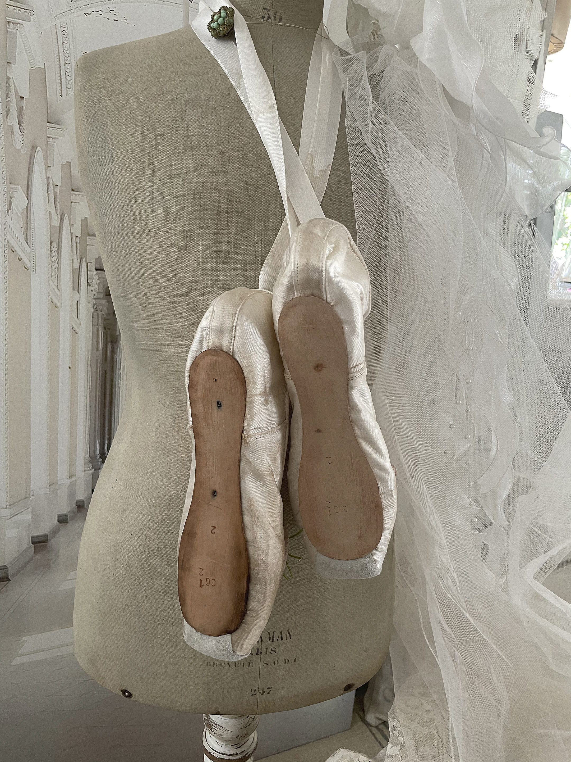 Süße alte Spitzenschuhe Shabby-weiß