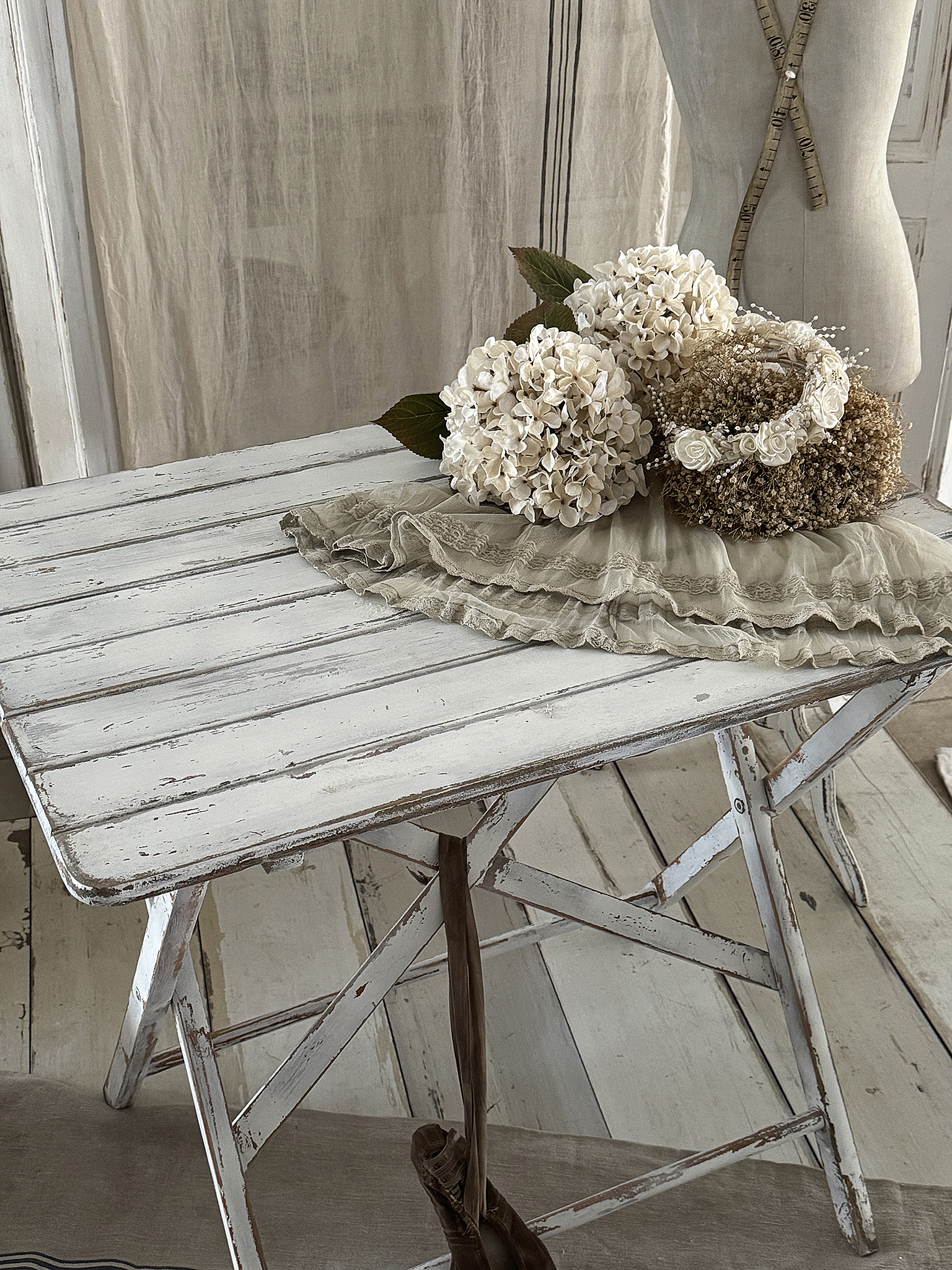 Alter Holzgartentisch im weißen Shabbykleid –Verwandlungskünstler***