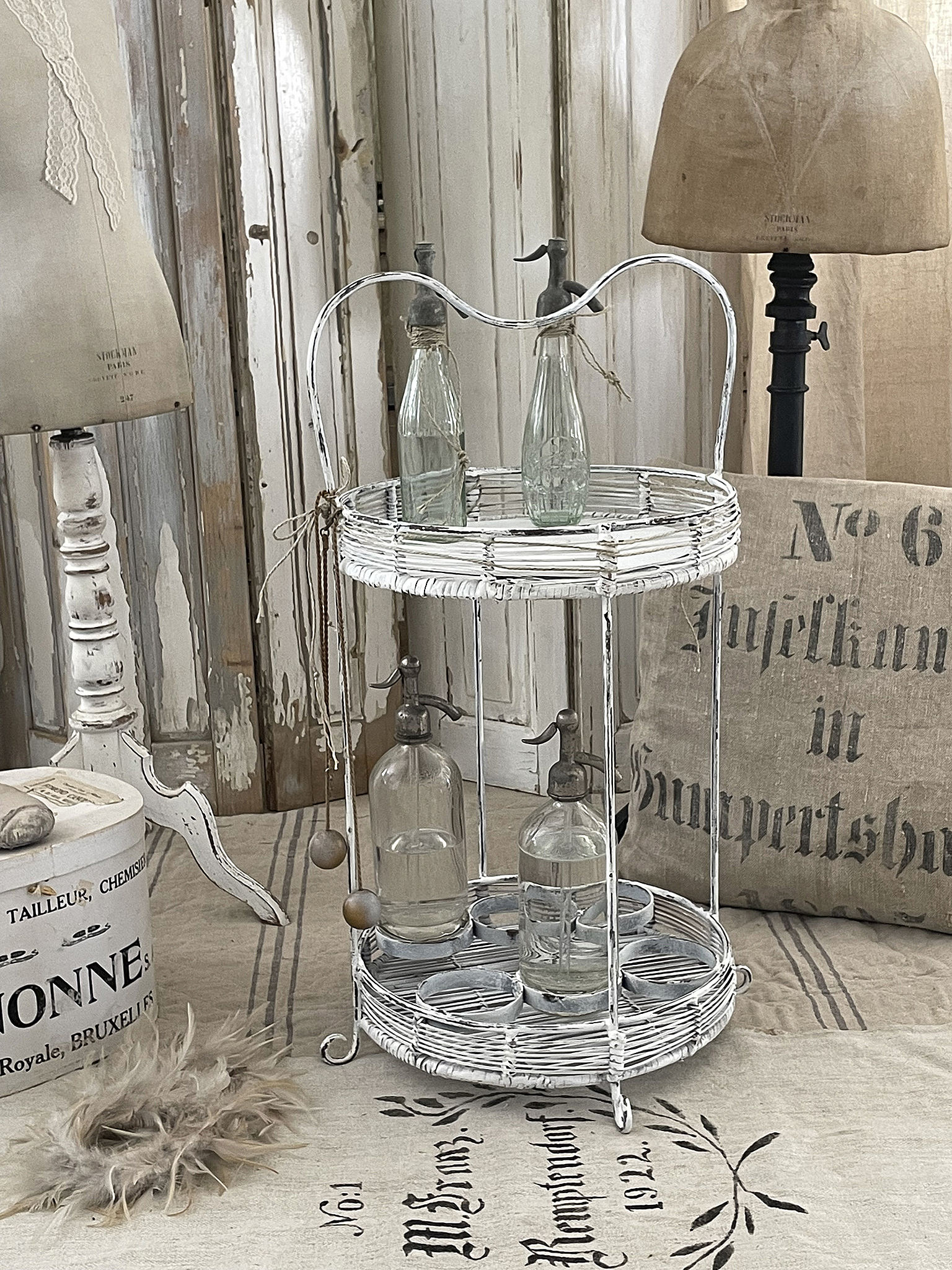 Dekorativer zweistufiger Korb mit Glasflaschen im Shabby Chic Stil Zweistufiger Korb aus Draht mit Glasflaschen, perfekt für den shabby chic Dekorationsstil