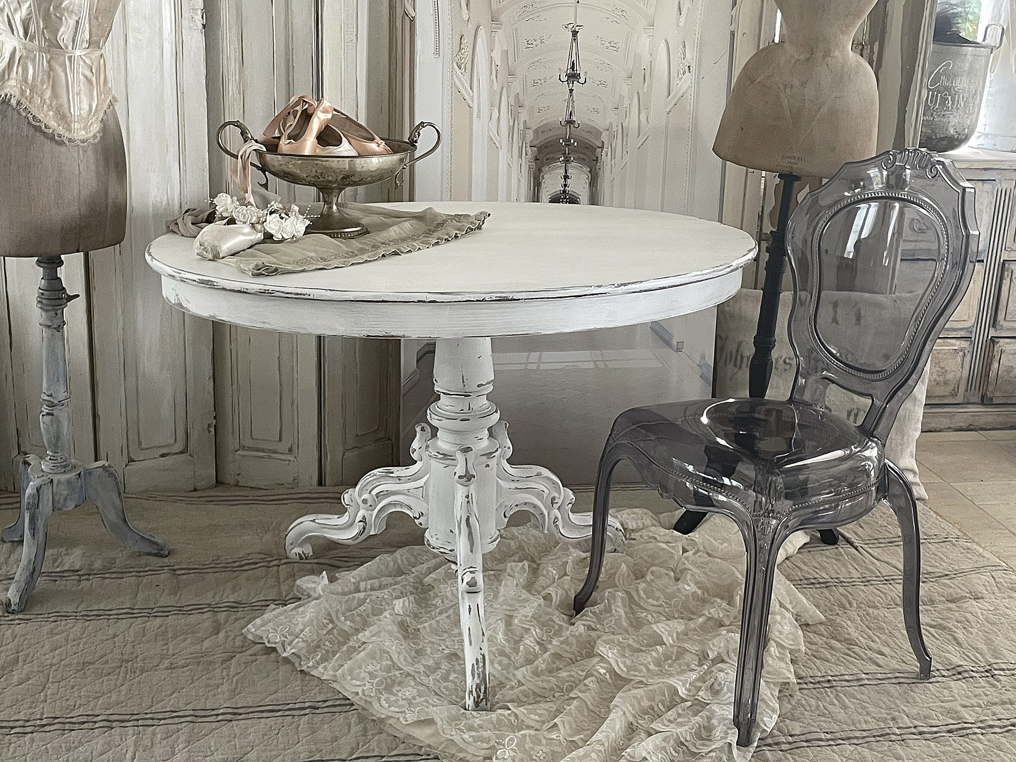 Antiker ovaler Tisch im Shabbykleid***