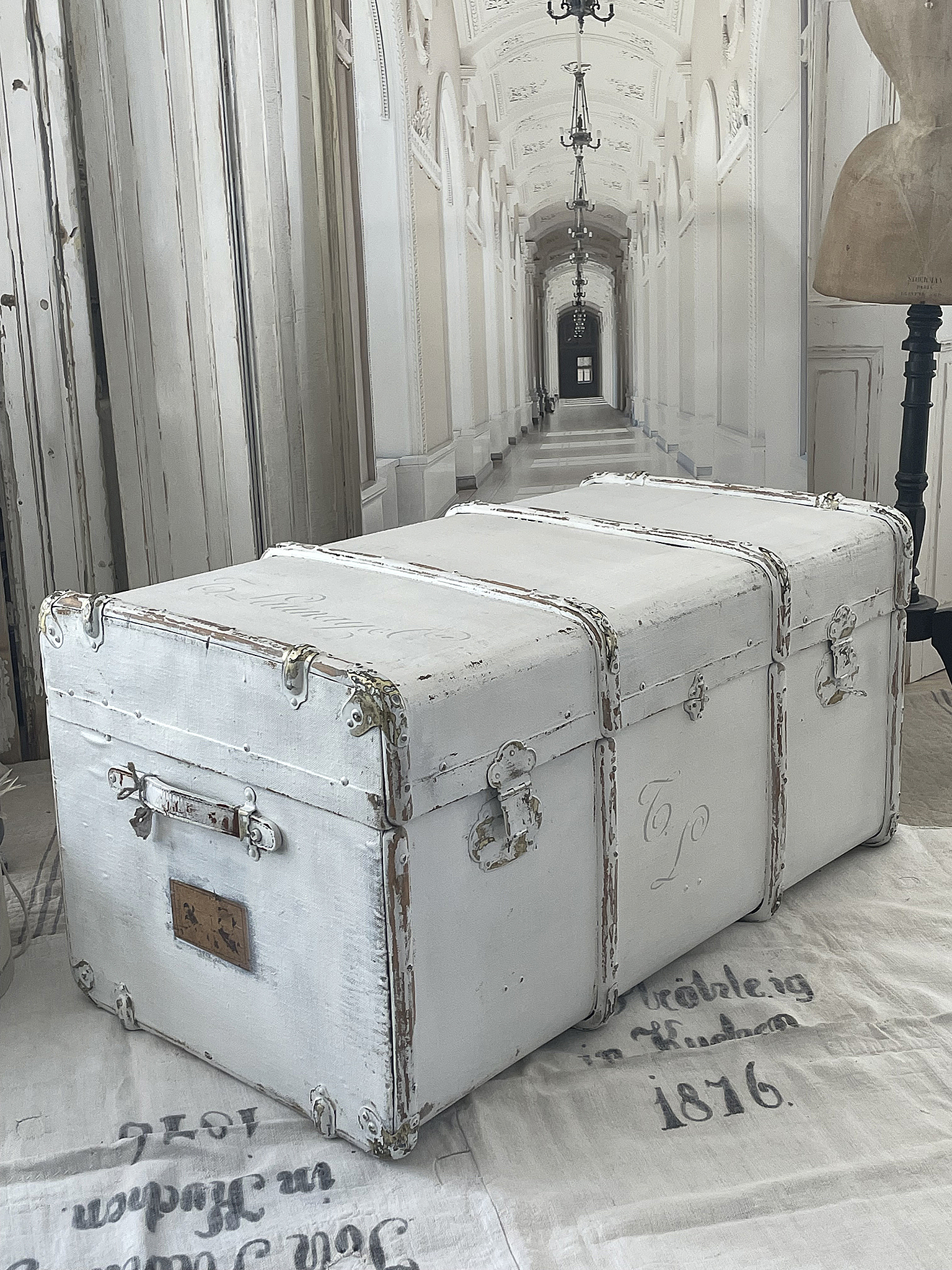 Weißer vintage Koffer im Shabby-Chic-Stil auf einem Tisch
