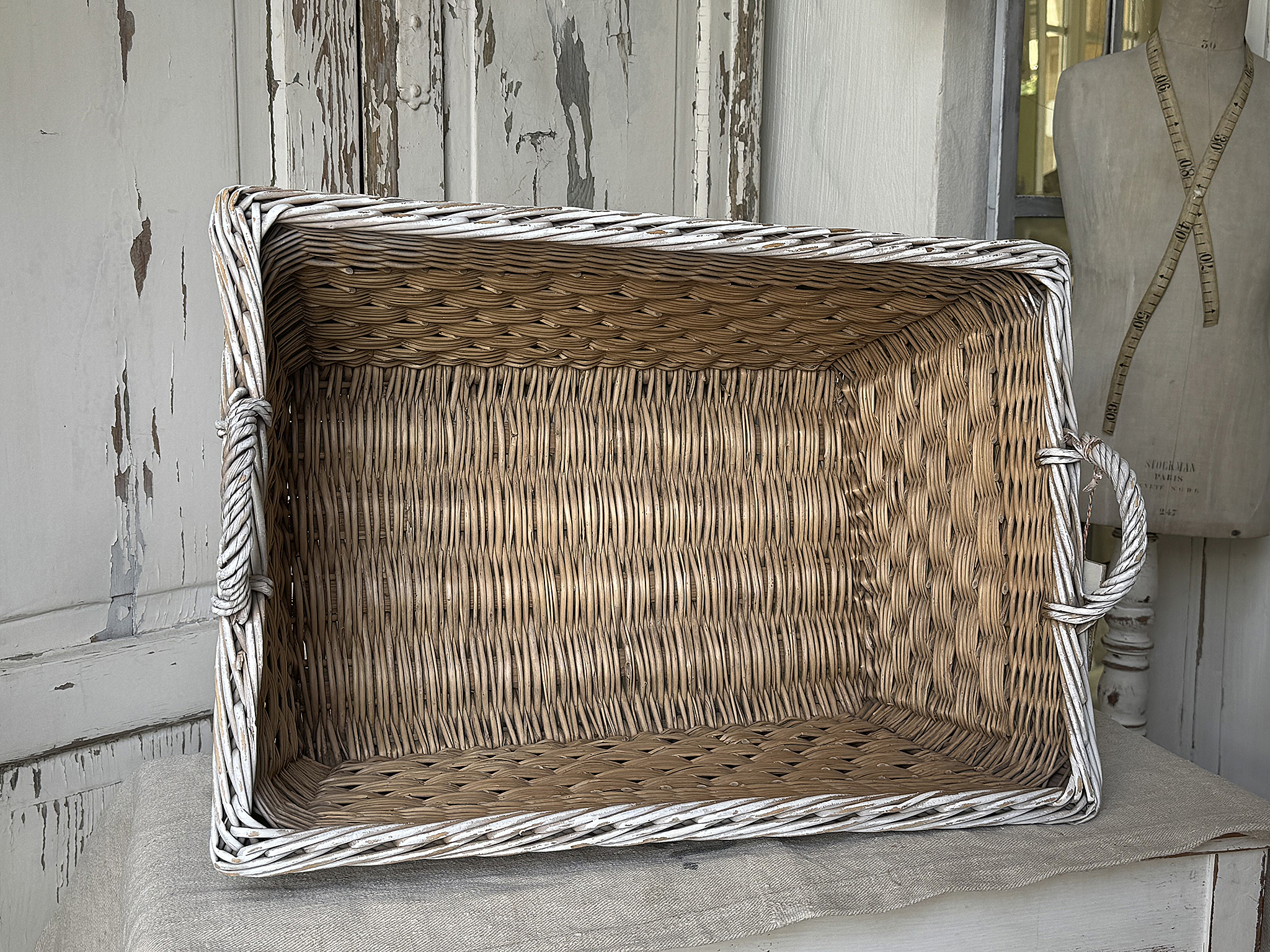 Schöner Weidenkorb im Shabby Chic – Vintage Korb mit französischer Lilie***