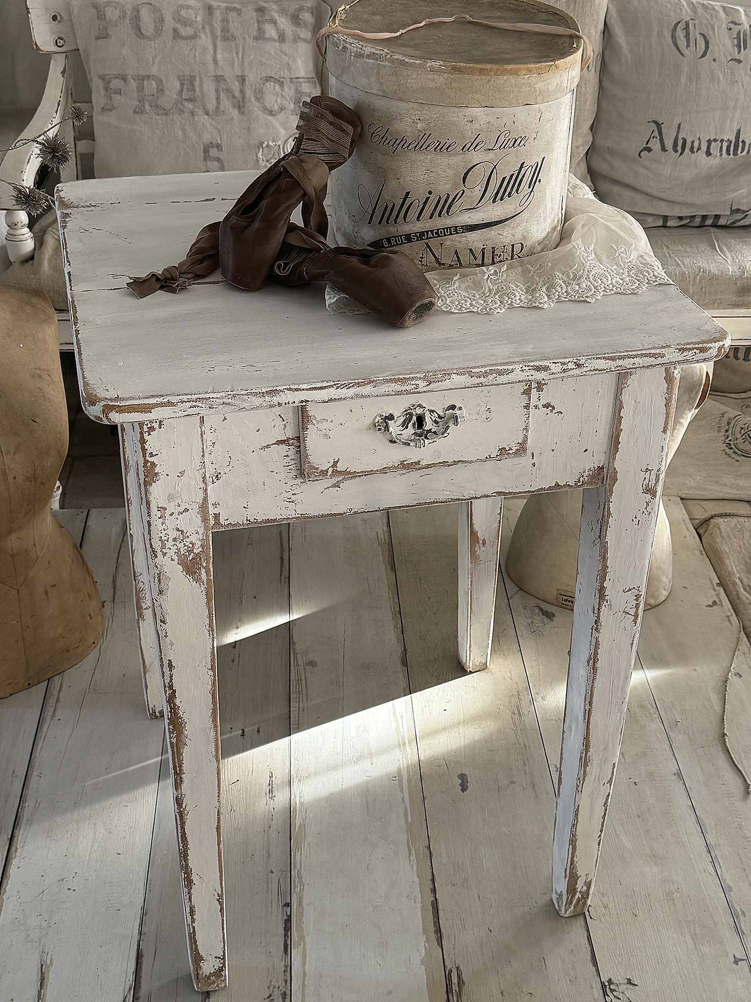 Alter Arbeitstisch / Hochtisch aus Vollholz im weißen Shabbykleid***