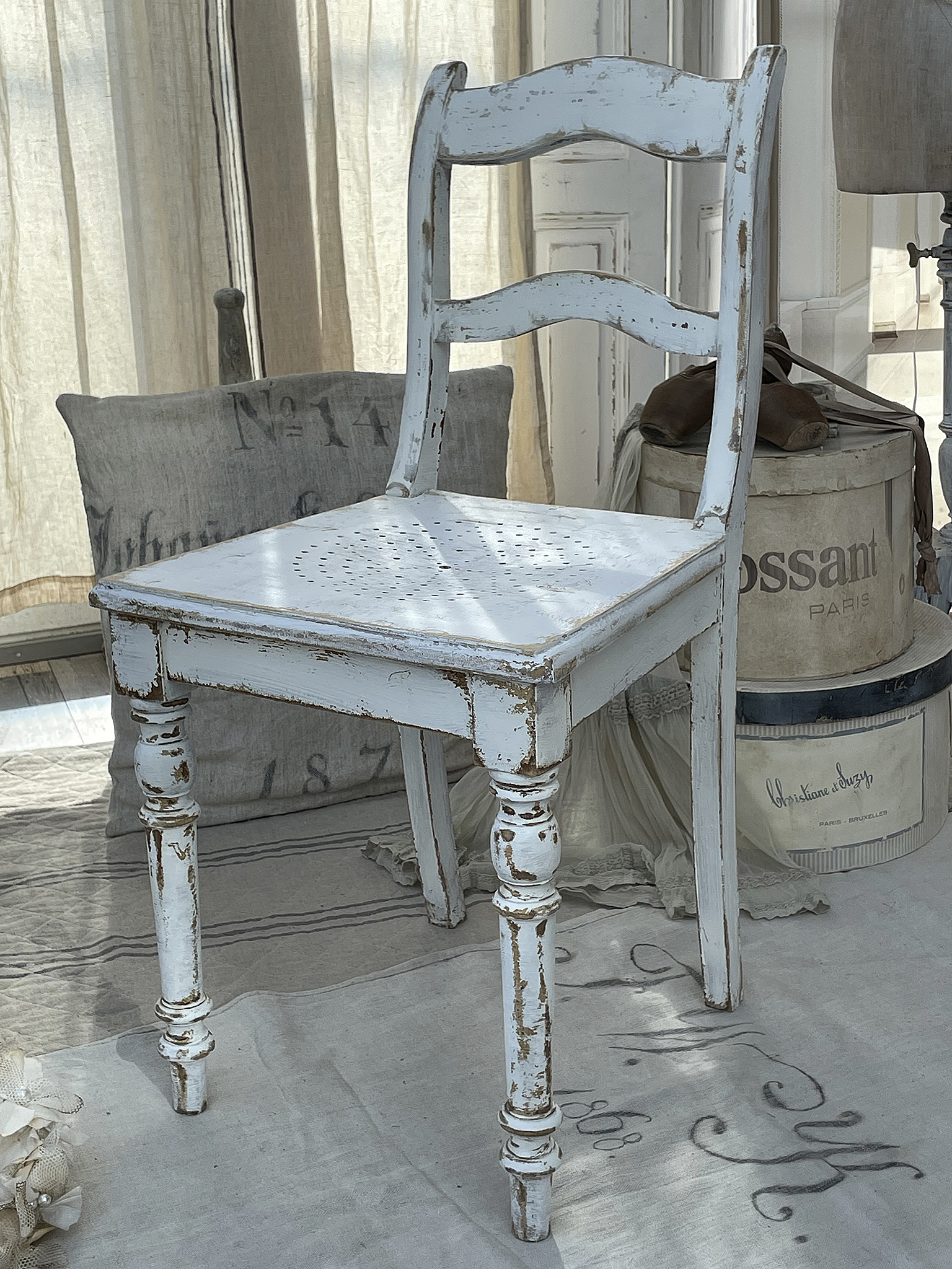Vintage Holzstuhl in Weiß mit Patina Alter, weißer Holzstuhl mit einem rustikalen, shabby-chic Design