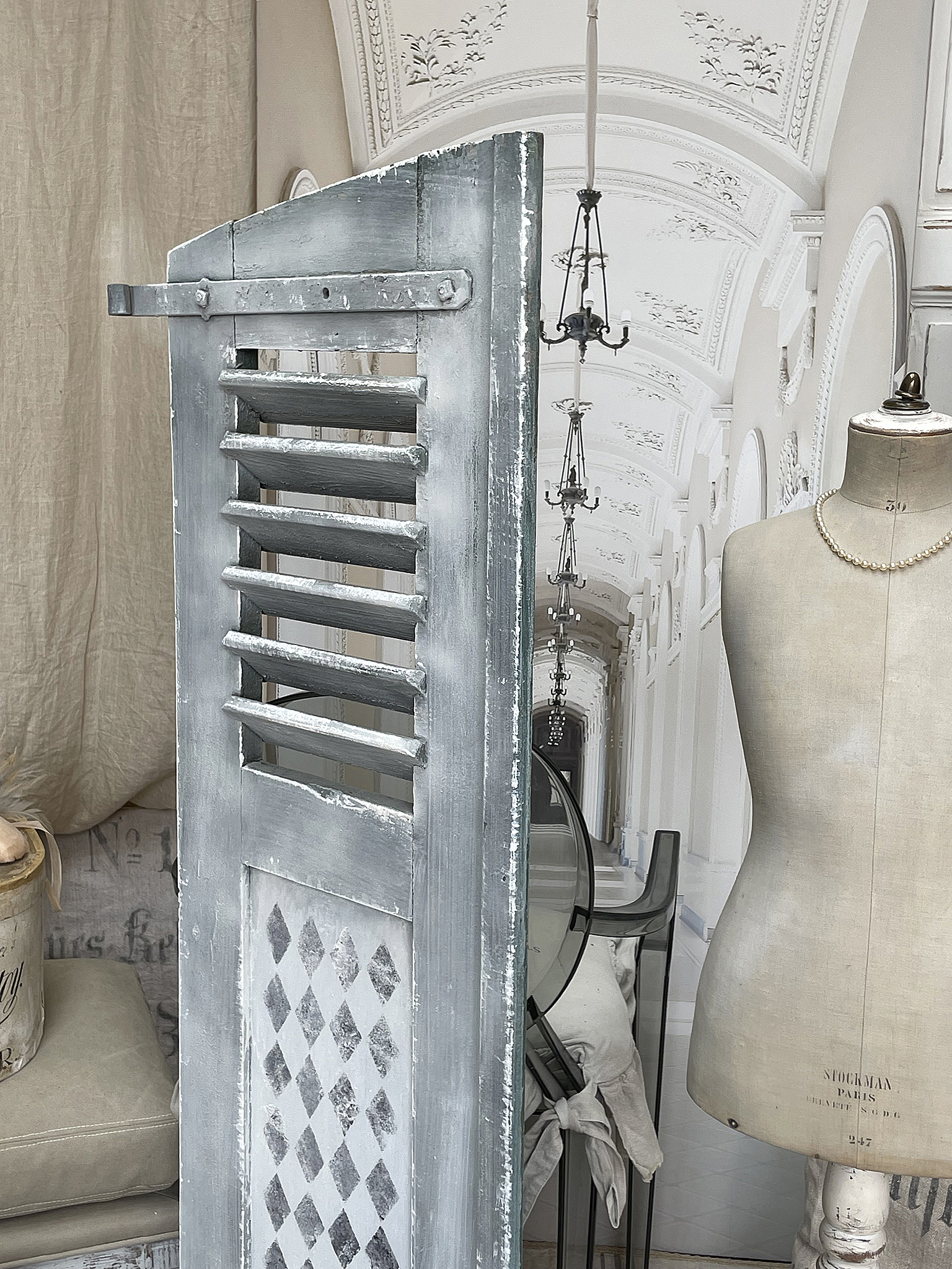 Dekorative Holzjalousie im Vintage-Stil für Ihr Zuhause Vintage Holzjalousie mit grauen und weißen Farbtönen, dekorativ für Wohnräume