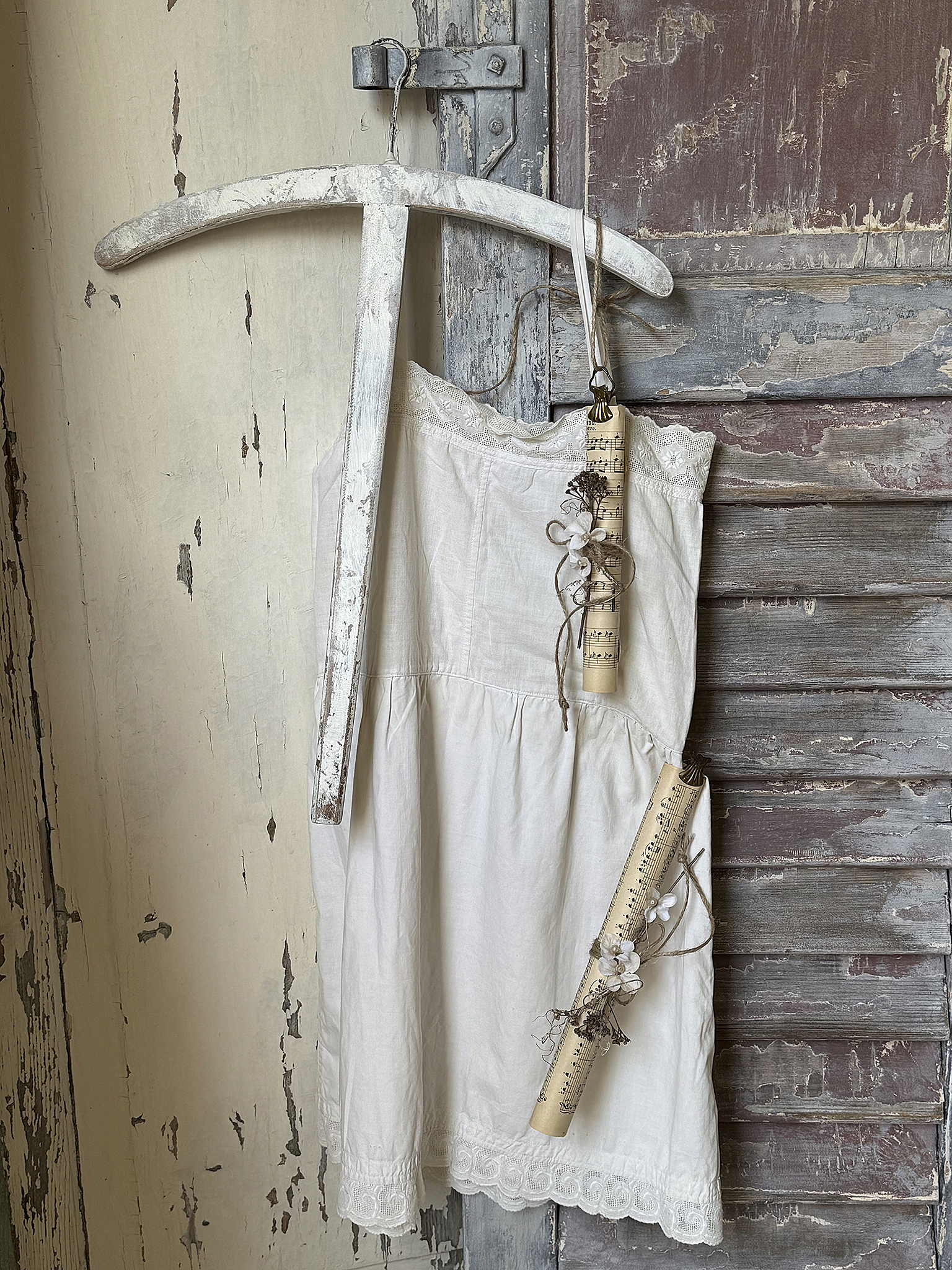 Holzbügel aus Frankreich mit Kinder-Leinenkleid und Notenblättern***