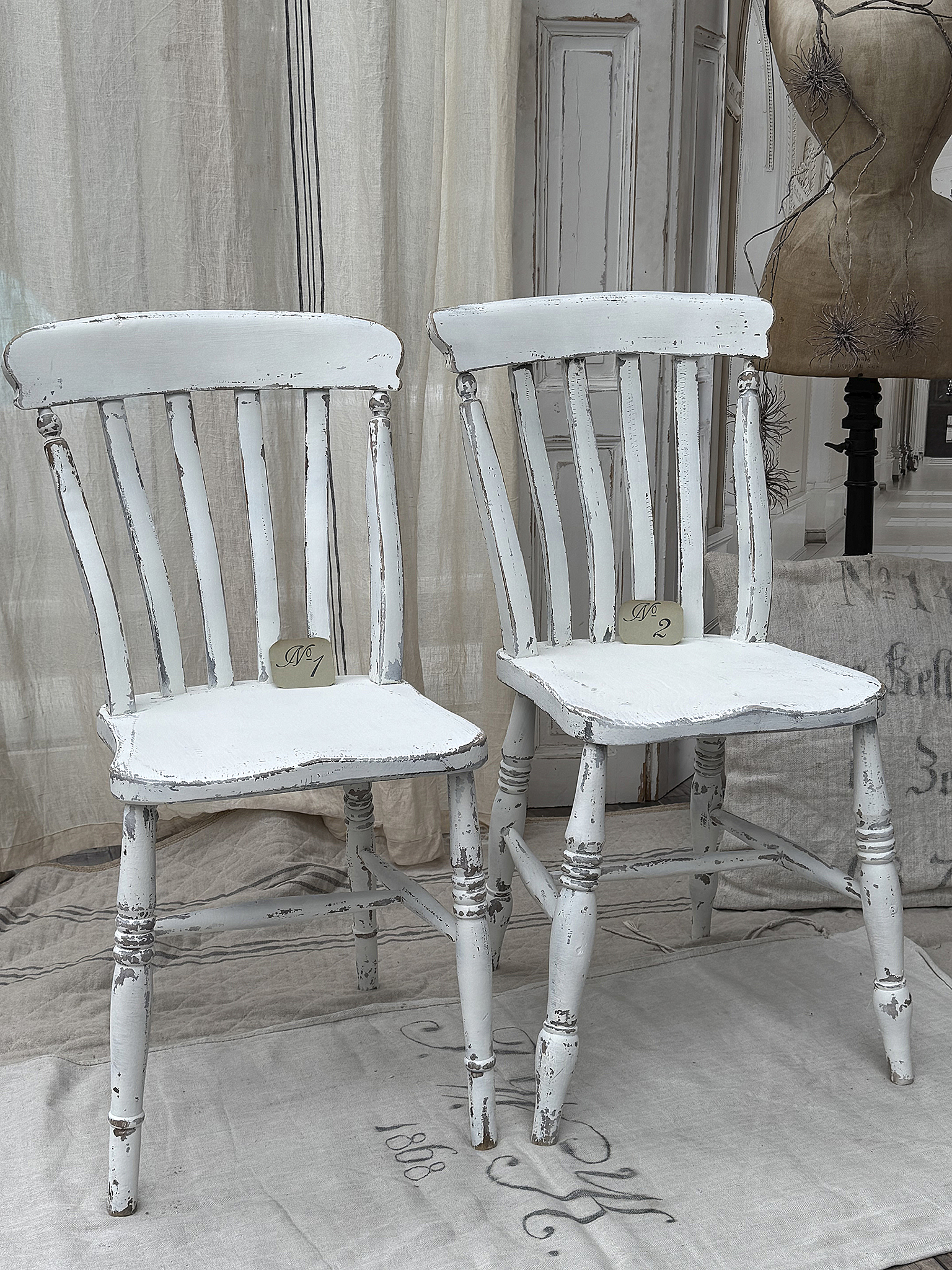 Reizender alter Bauernstuhl im weißen Shabby-Kleid