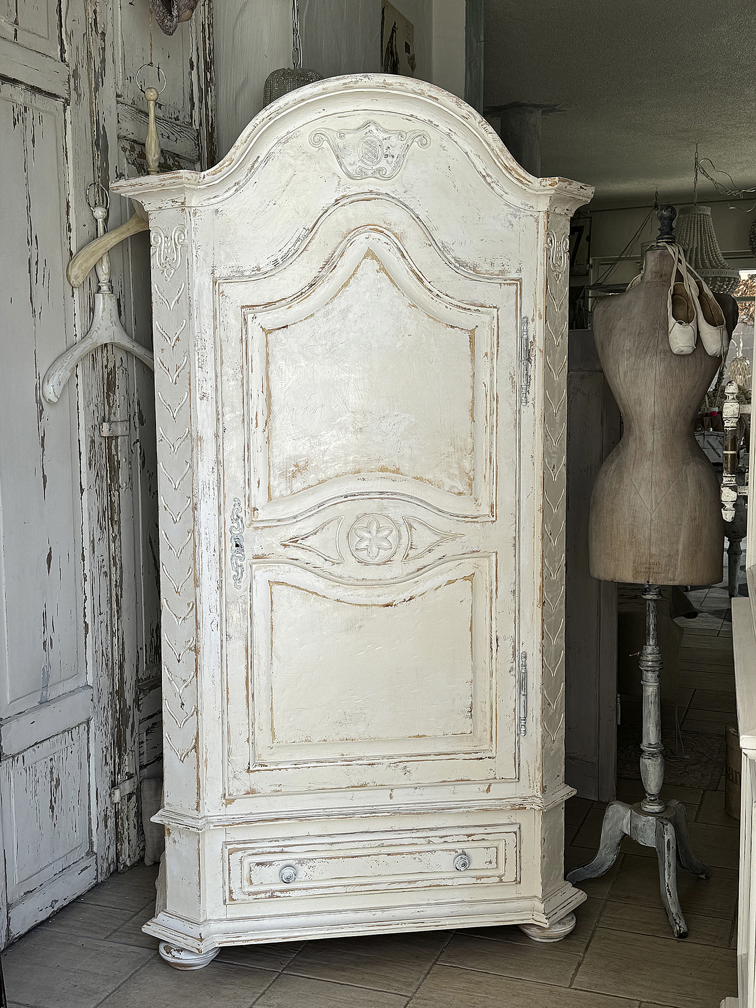 Wunderschöner alter Shabby-Chic Eintürer-Schrank mit geschwungenem Dach*** 