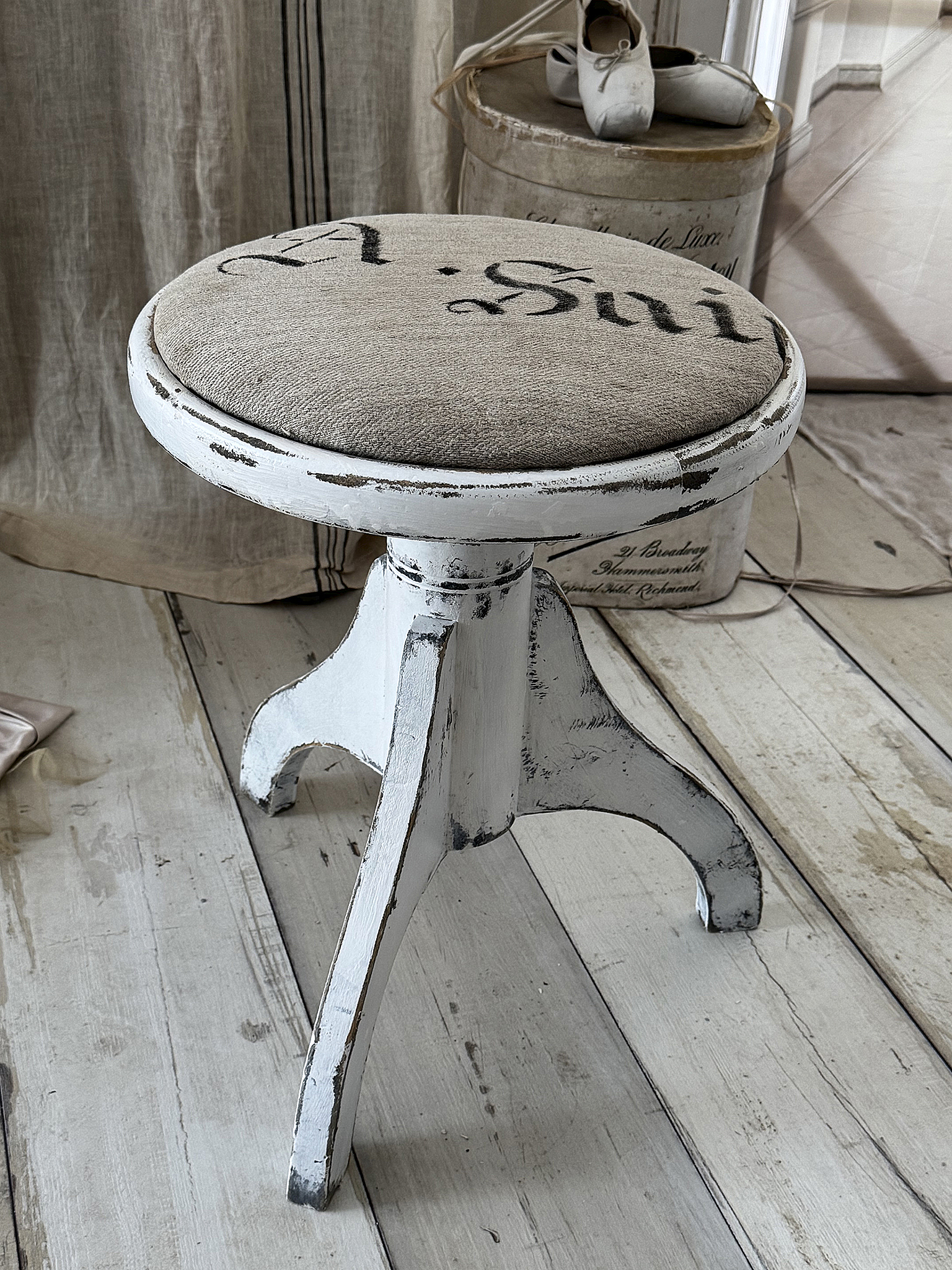 Alter Klavierhocker im Shabby Chic mit Leinensack-Bezug***