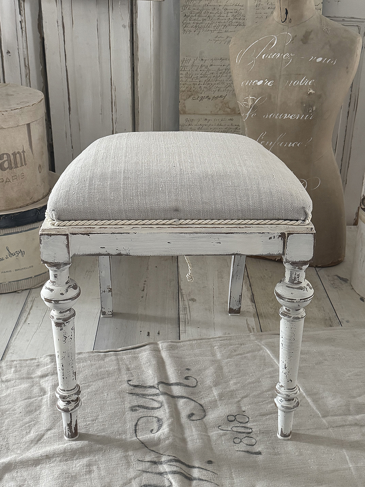 Antiker Polsterhocker mit altem Leinen***