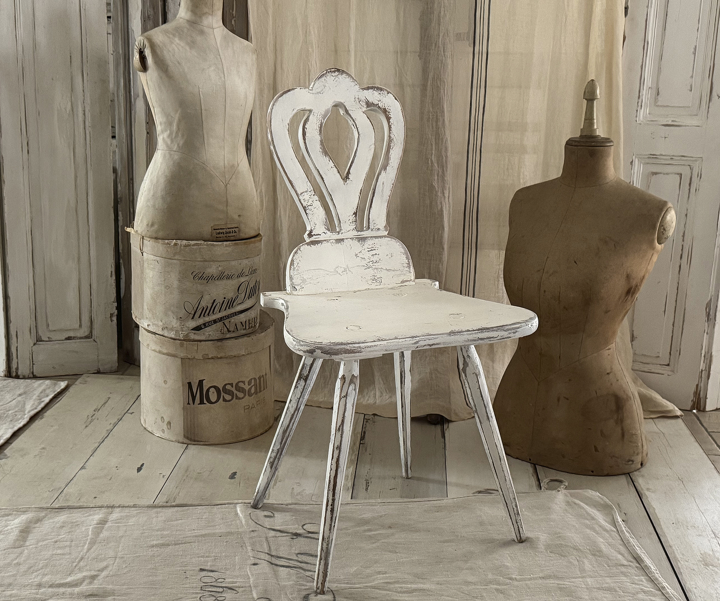 Alter, ausgefallener Bauernstuhl im Shabby-Chic***