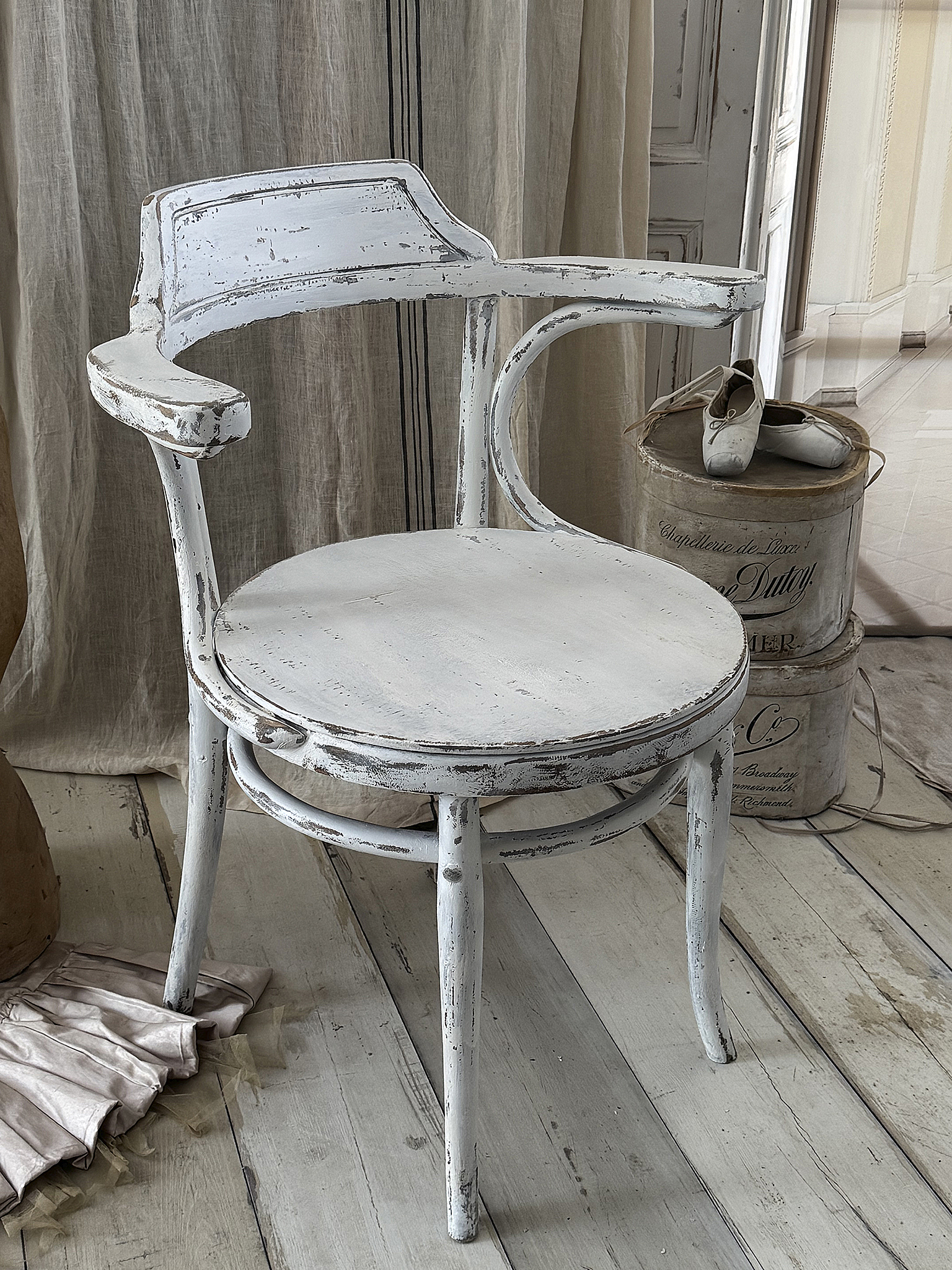  Antiker Thonet Armstuhl aus Buchholz – zeitlose Eleganz im Shabby-Look***