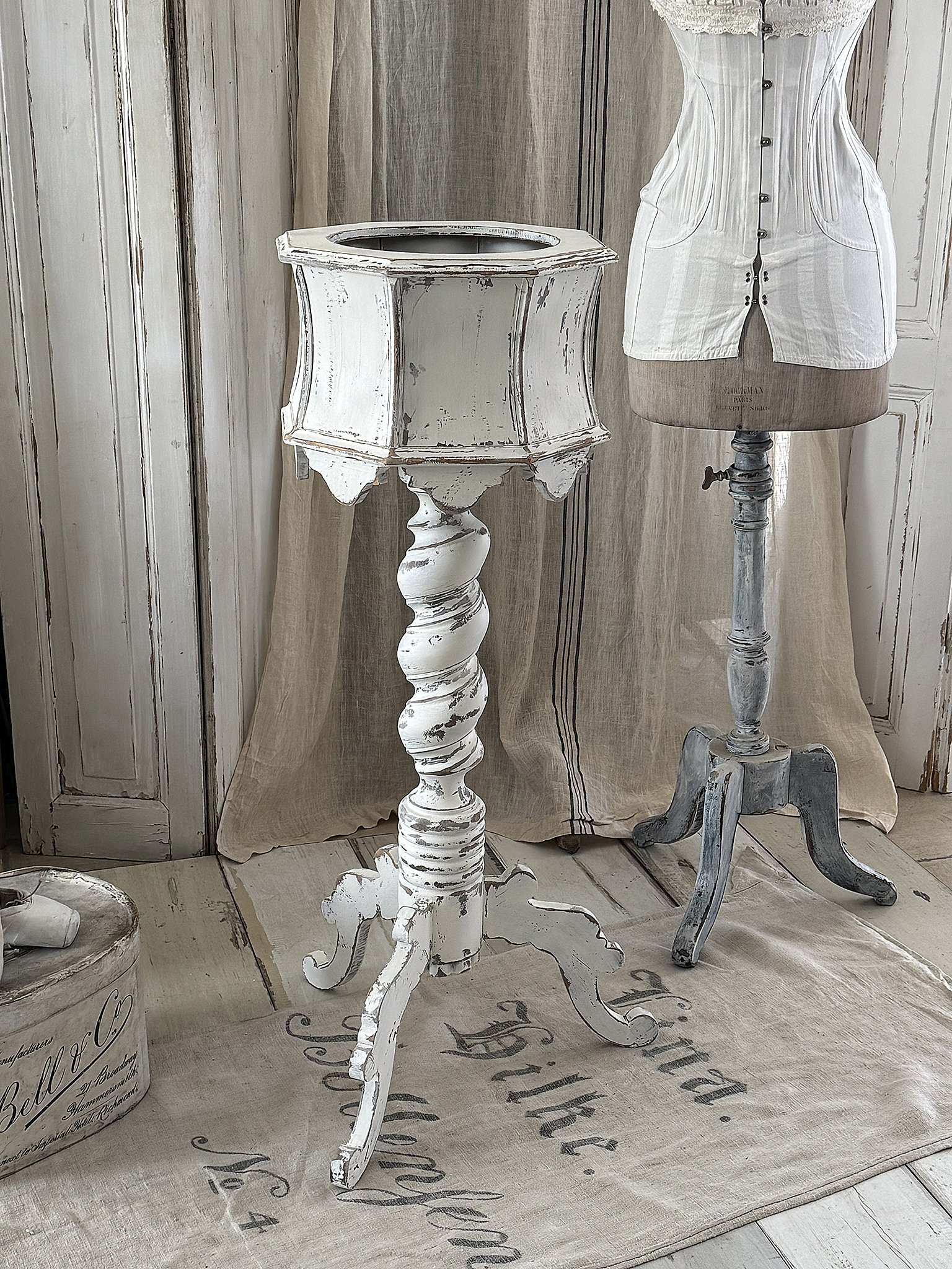 Antiker Wollkorb im zauberhaften Shabby-Chic – ein echtes Liebhaberstück***