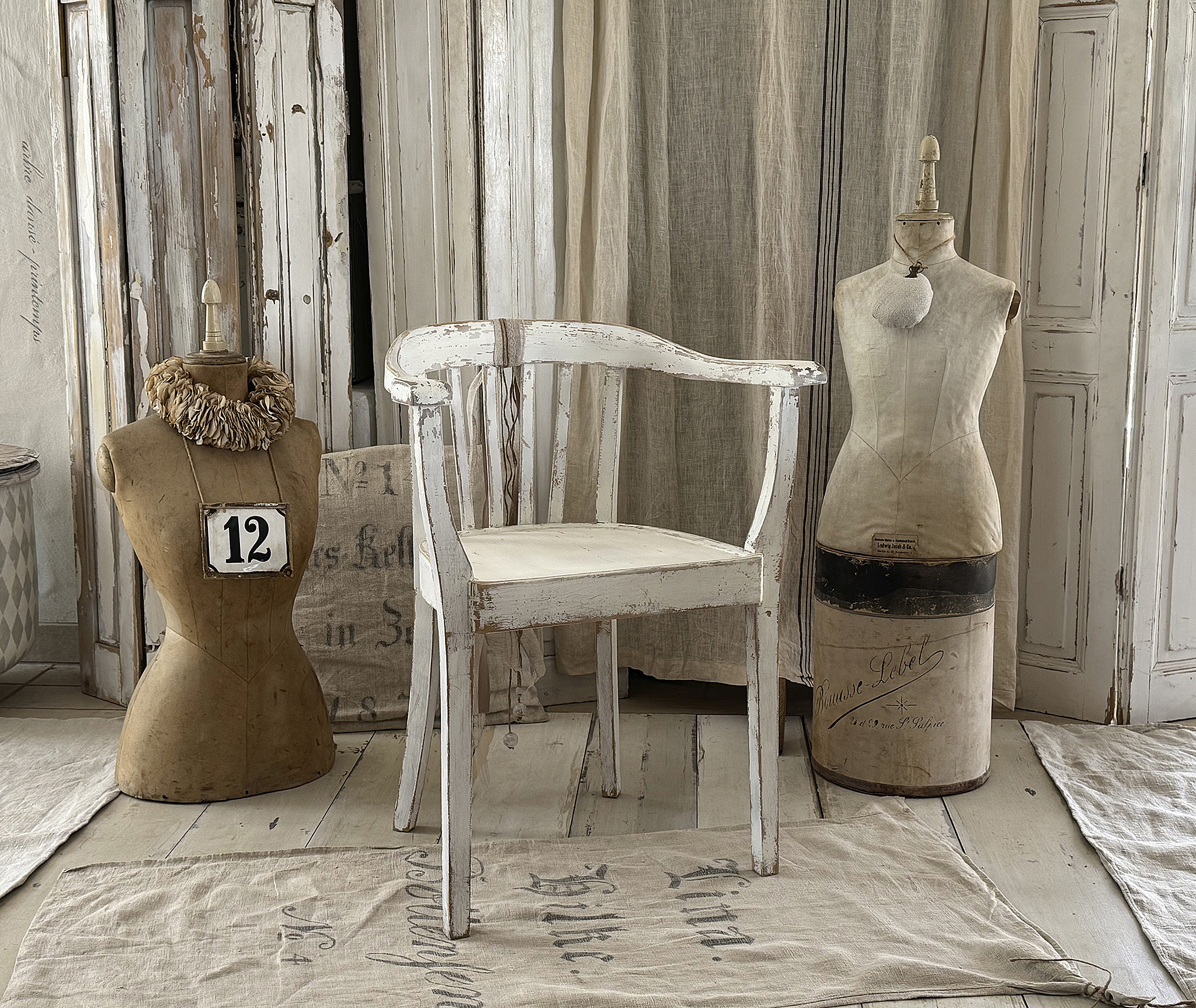 Alter schöner Armlehnenstuhl Bauhaus im weißen Vintagekleid***