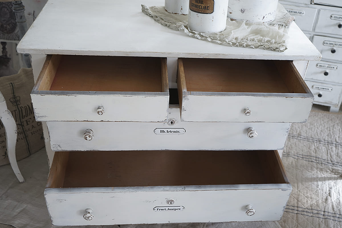 Alte Apothekerkommode im Shabby chic