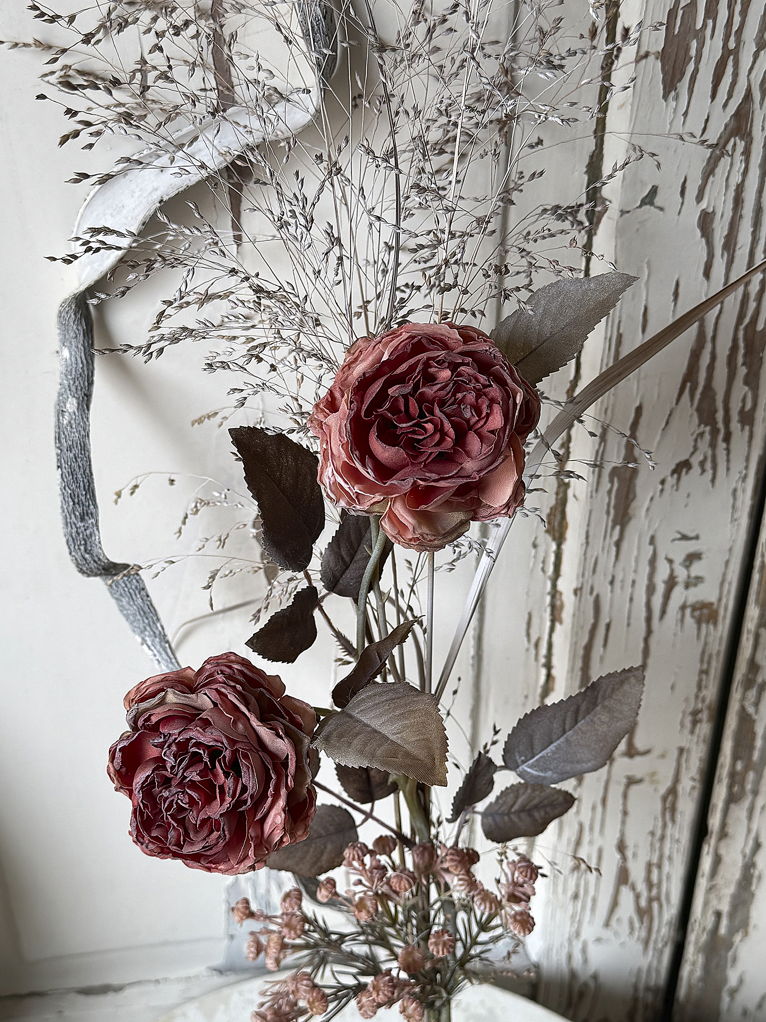 Alte Messingvase im Shabby-Kleid mit zartem Ranunkelstrauß***