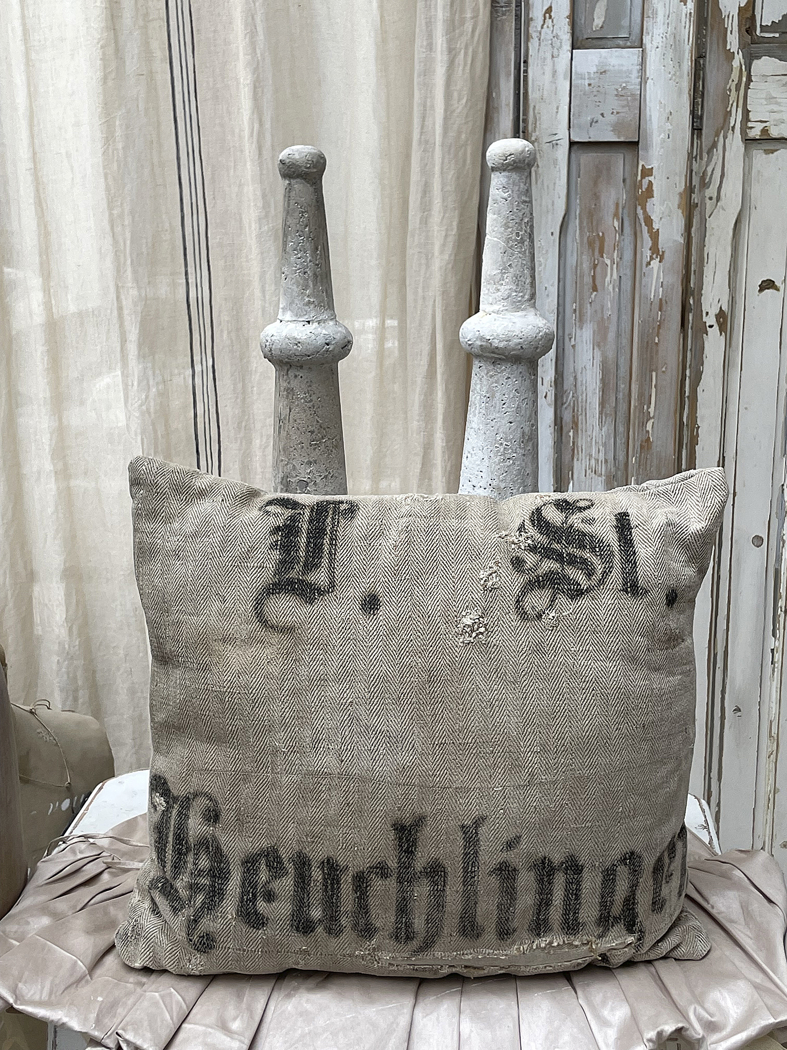 Kissen mit antikem Druck und rustikalem Look Elegantes Kissen mit altem Schriftzug auf einem hocheleganten rustikalen Stoff.