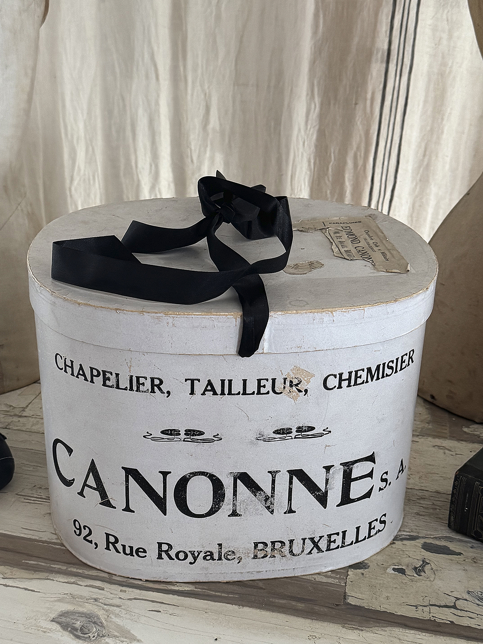  Wunderschöne alte französische Hutschachtel – ein rares Duo mit Zylinder***