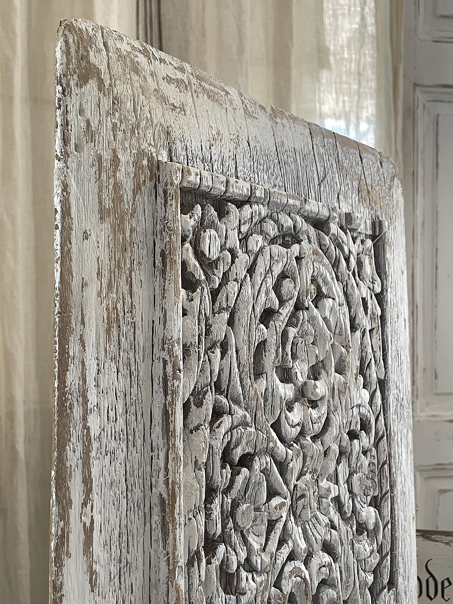 Dekorativer handgeschnitzter Holzrahmen mit Patina Detailaufnahme eines antiken Holzrahmens mit kunstvoller Schnitzerei und abgenutzter Oberfläche