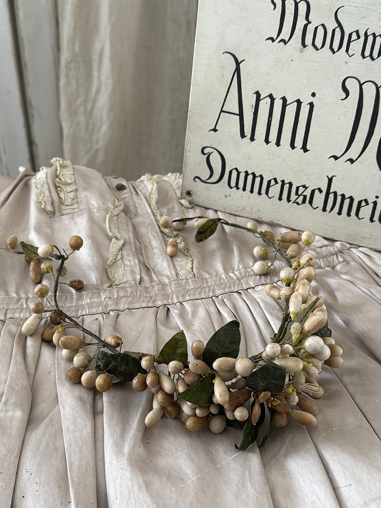 Reserviert! Antiker Brautkranz aus Wachs-Orangenblüten – zarter Hochzeitsschmuck um 1900***