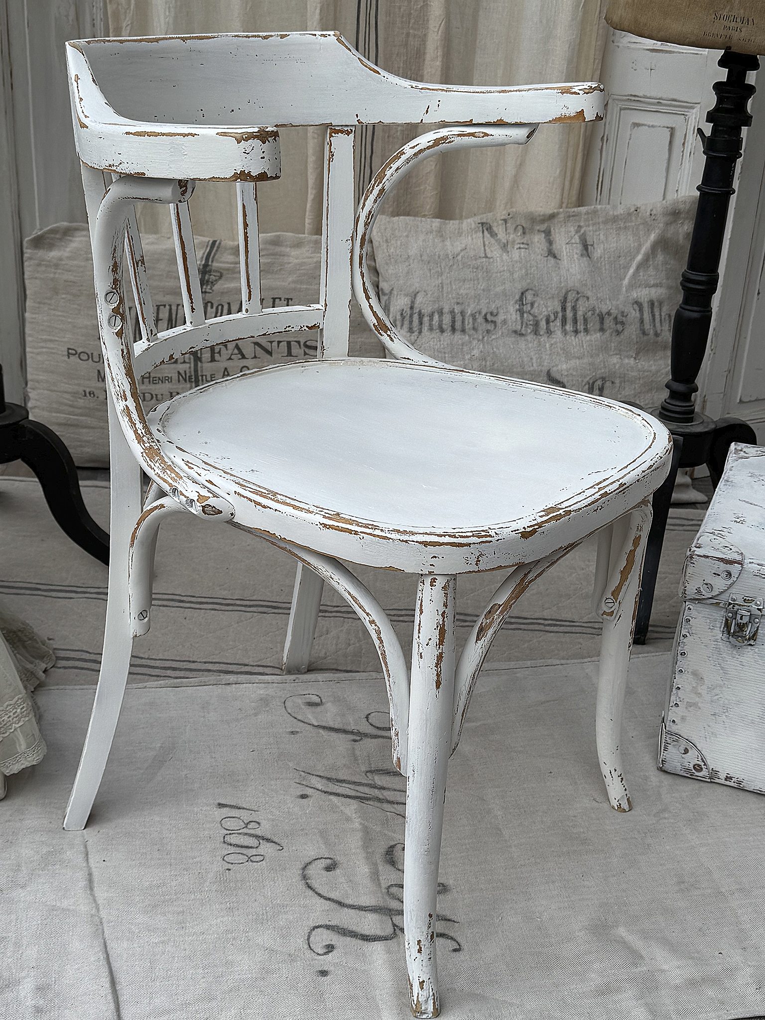 Klassischer, vintage weißer Stuhl mit abgeschabtem Finish Vintage Stuhl in Weiß, ideal für skandinavische Einrichtungsstile