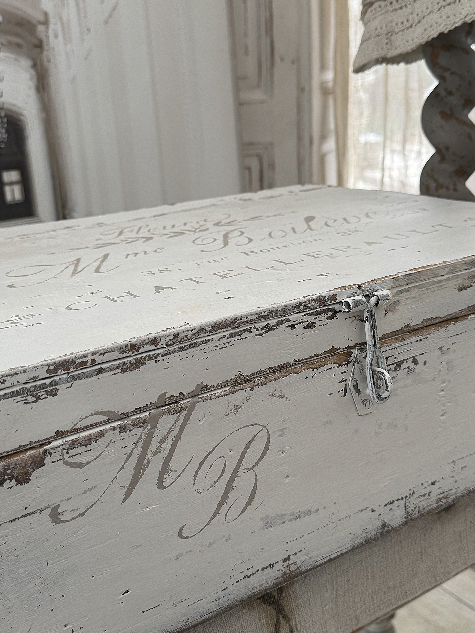 Alte große Holztruhe mit Klappdeckel – Shabby Chic Boileve***