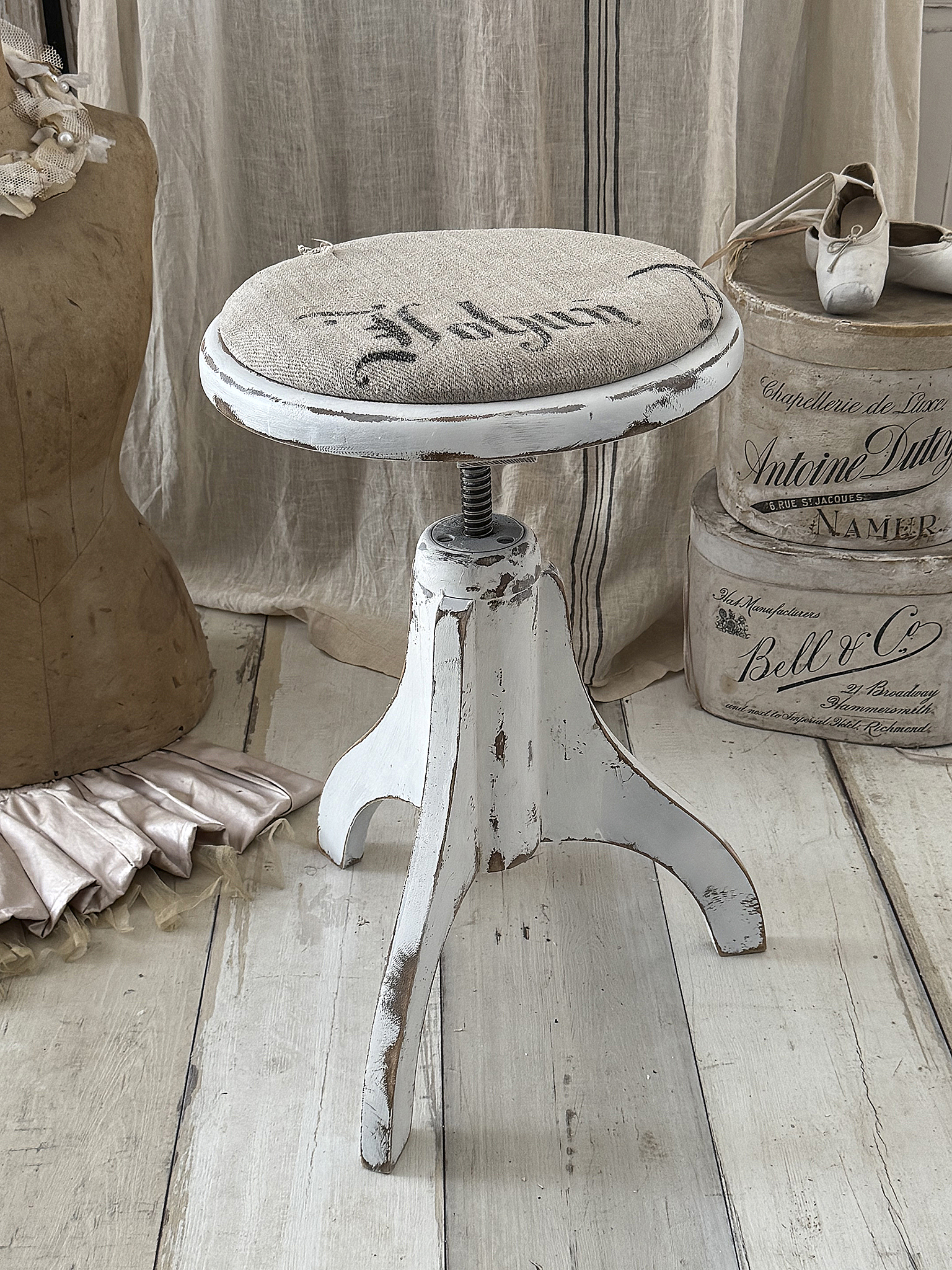 Alter Klavierhocker im Shabby Chic mit originalem Leinensack-Bezug***