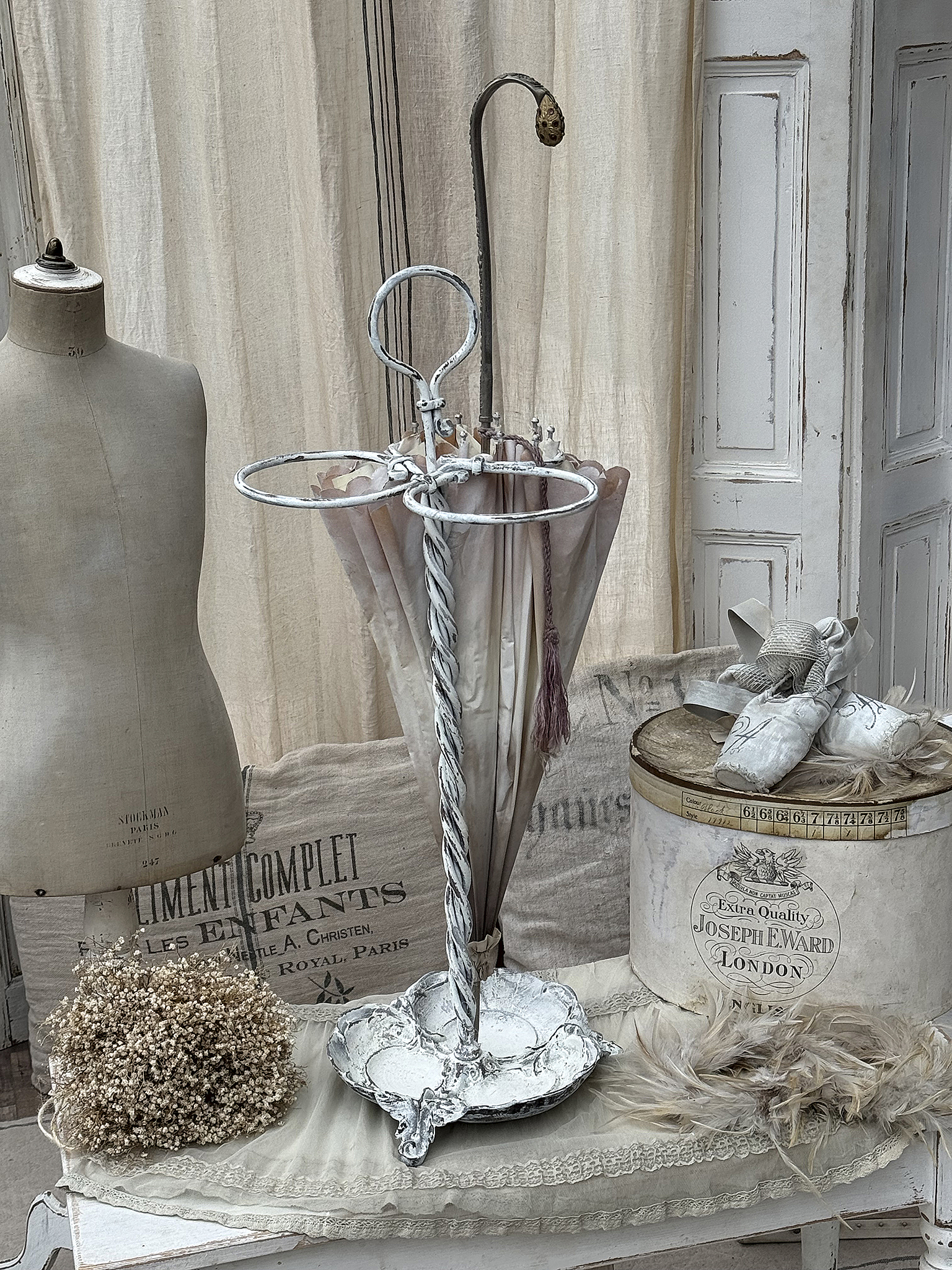 Antiker Regenschirmständer mit eleganten Details und Dekoration Vintage Regenschirmständer mit stilvollem Design und Accessoires