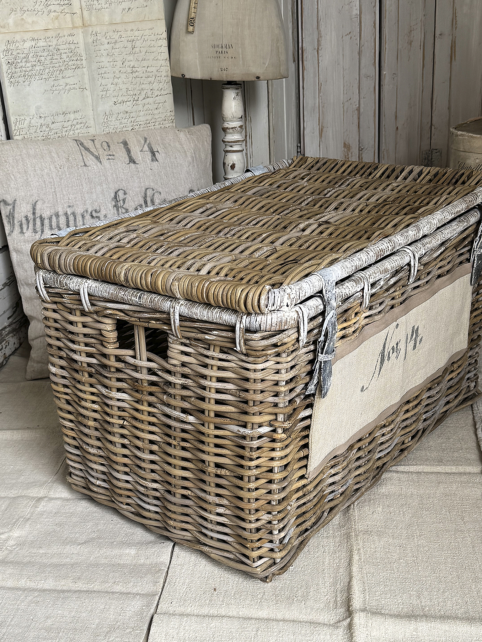Alter Weinkorb mit Klappdeckel – Shabby-Chic-Korb mit Mehlsack-Schild***
