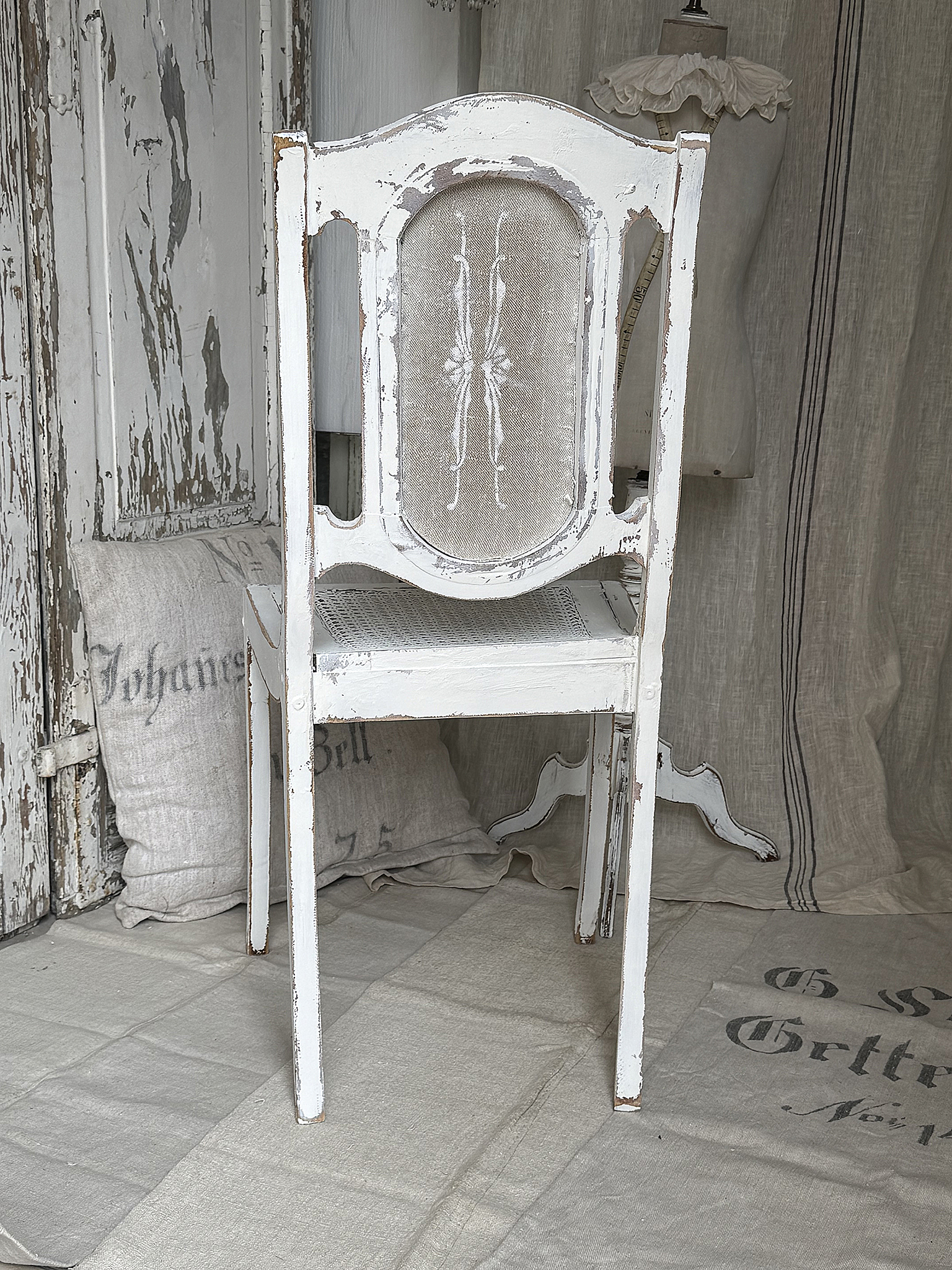 Antiker Shabby Chic Stuhl mit Wiener Geflecht & altem Leinen – handveredeltes Einzelstück im Jugendstil***
