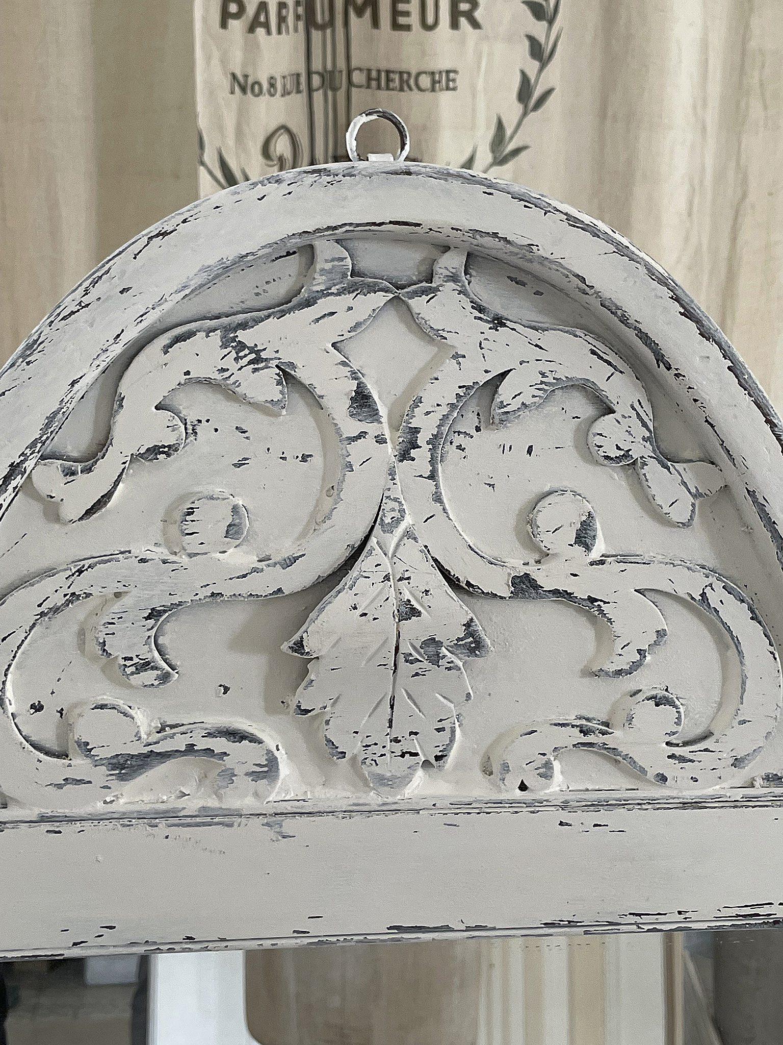 Dekoratives Wandpaneel mit filigranem Relief in Weiß Wandpaneel mit kunstvollem, vintage-inspiriertem Design in Weiß