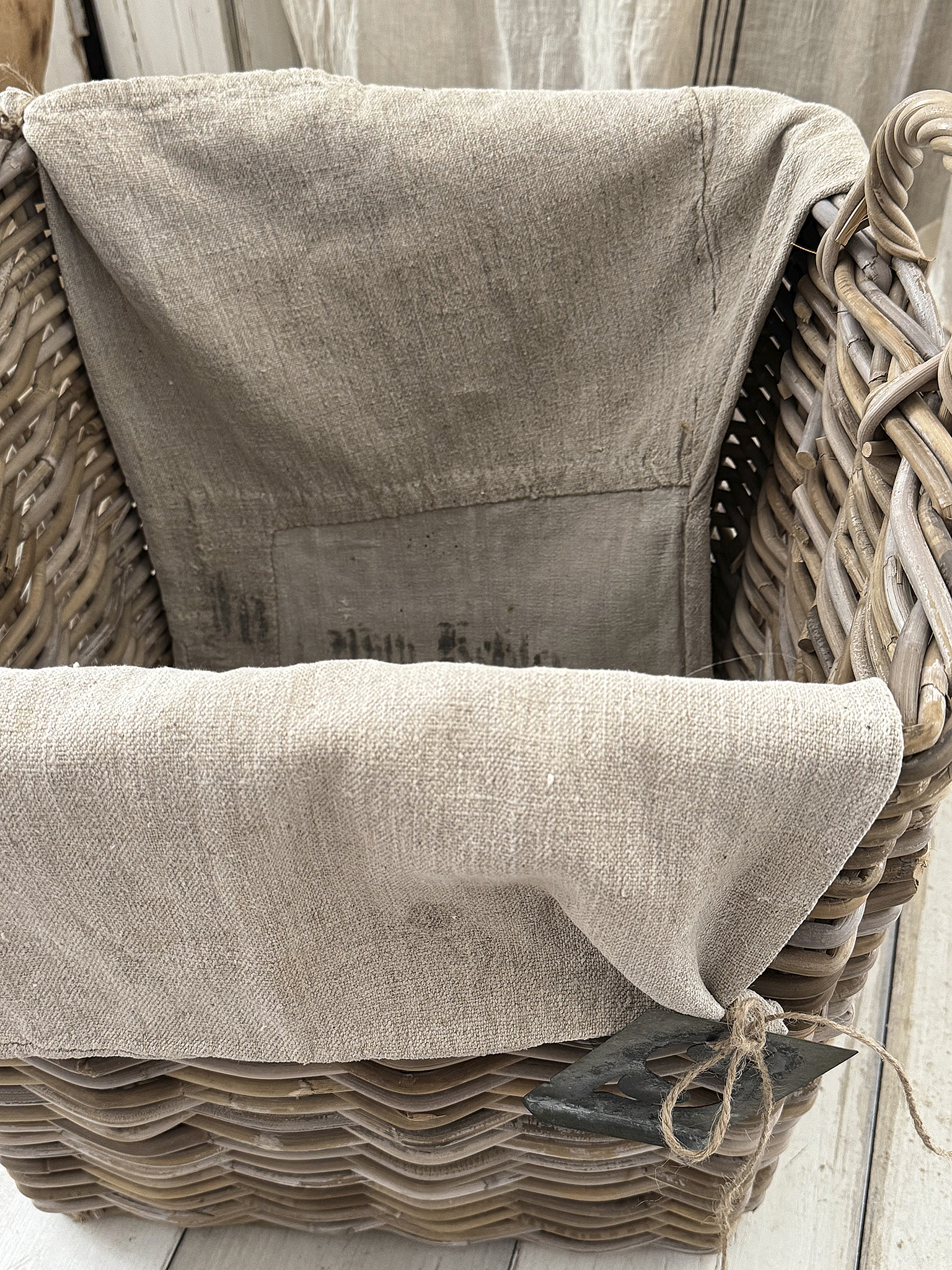 Großer Naturweidenkorb mit altem Leinensack-XL***