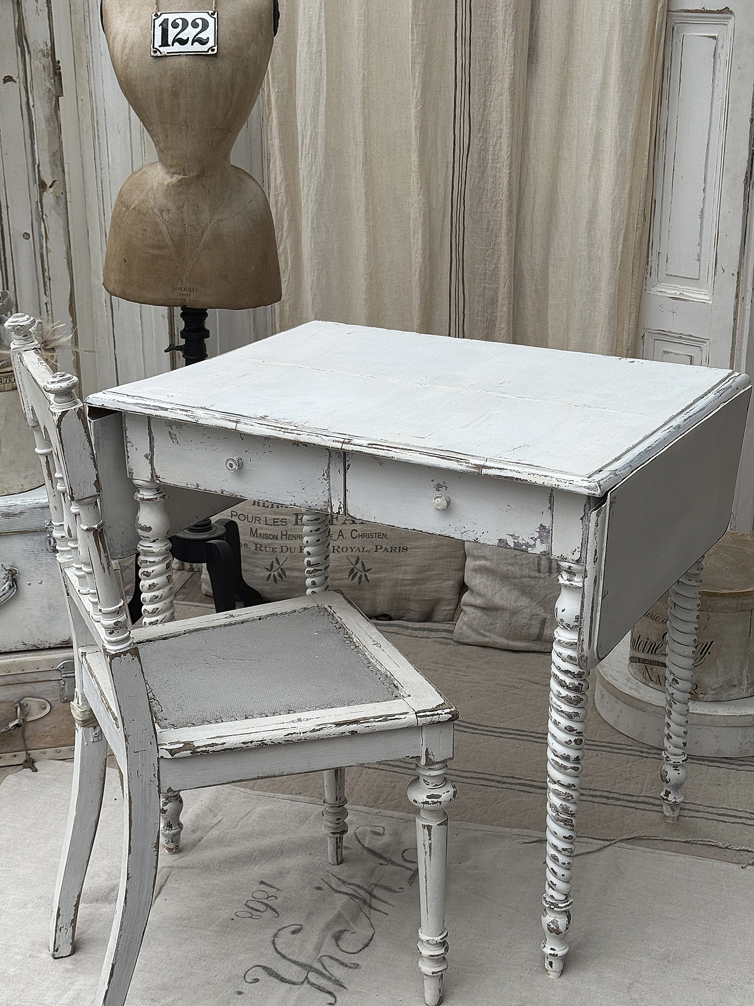Vintage Schreibtisch und Stuhl im Shabby Chic-Design, Holz mit patinierter Oberfläche.