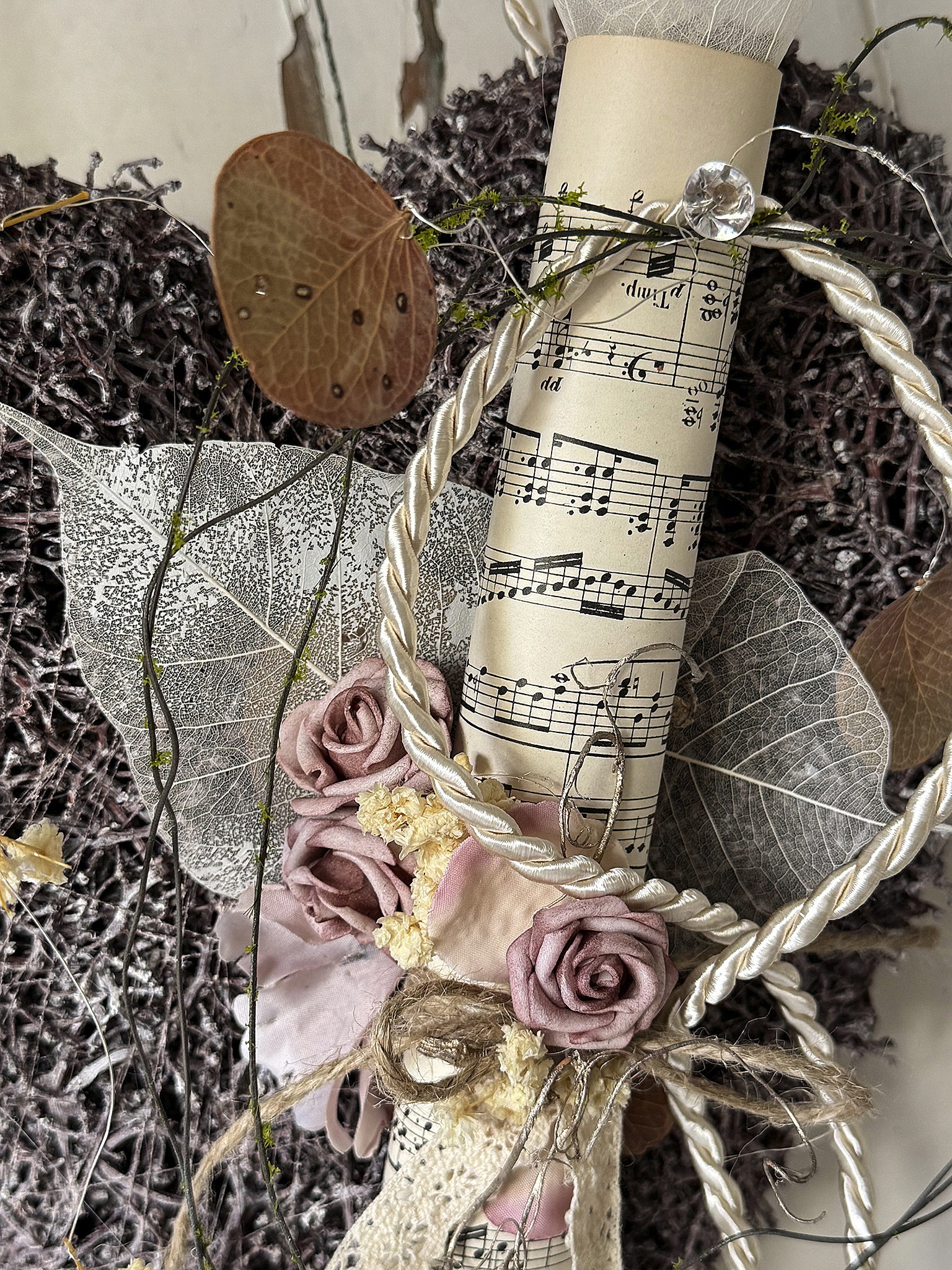 Beerenfarbenes Rebenherz mit Vintage-Notenblatt – romantische Landhausdeko im Shabby-Chic-Stil 1***