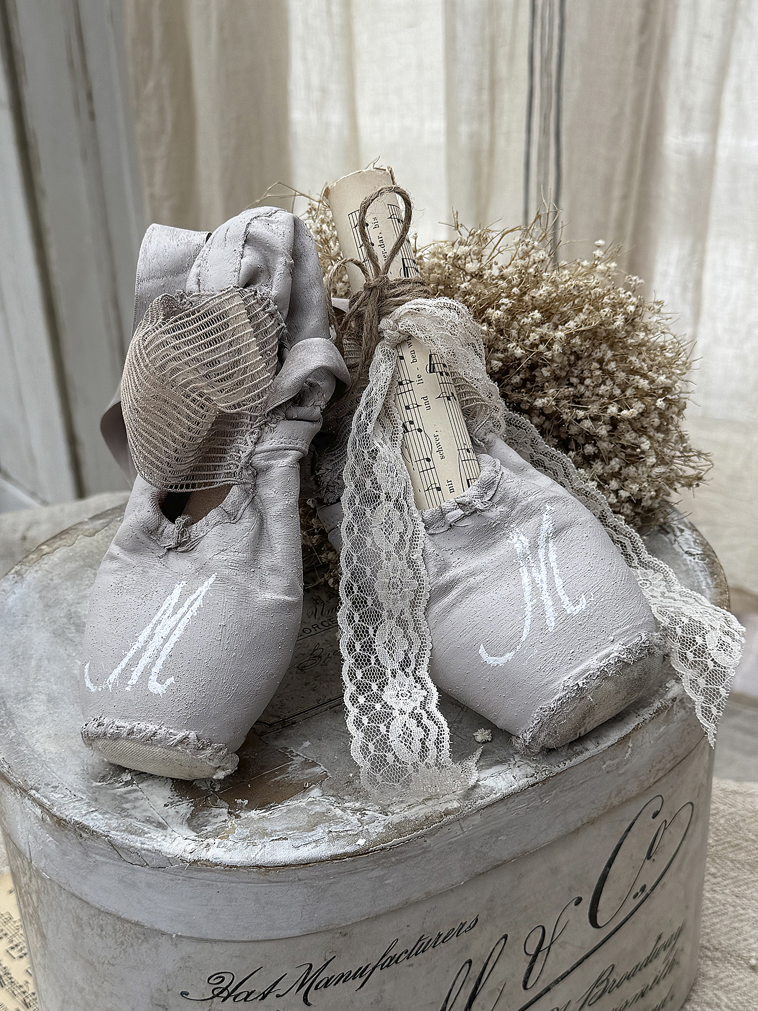 Alte Spitzenschuhe im taupen Vintagekleid M*** Alte Spitzenschuhe im taupen Vintagekleid M***