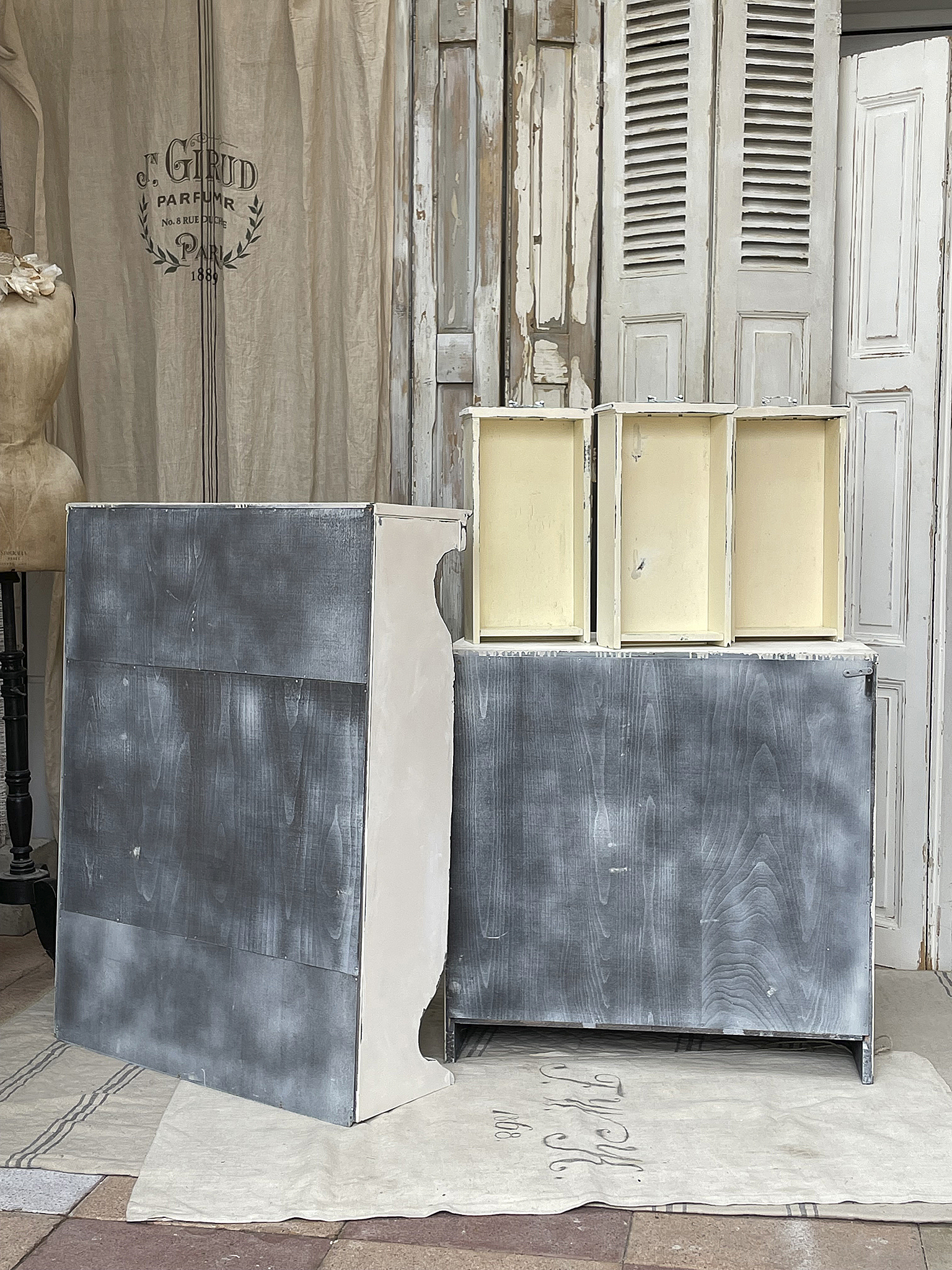 Alter zierlicher Buffet-Shabbyschrank aus Frankreich 2*** Alter zierlicher Buffet-Shabbyschrank aus Frankreich 2***