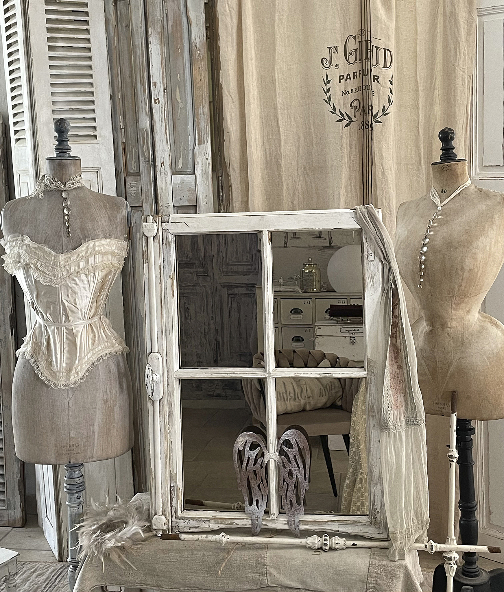 Vintage Schaufenster mit nostalgischen Mannequins und einem alten Fenster Schöne Darstellung von Vintage-Mode und Dekoration, einschließlich Schaufensterpuppen und einem alten Fenster.