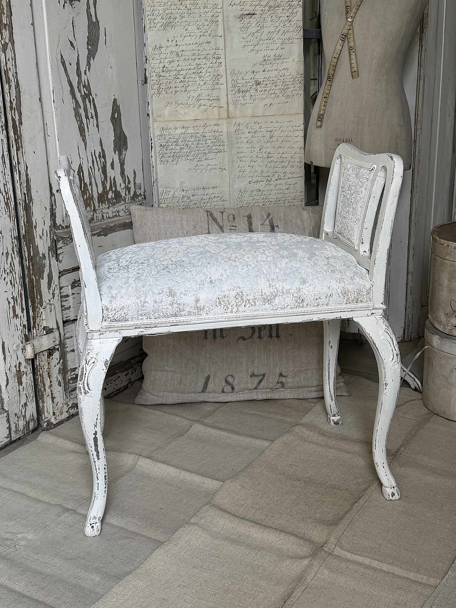 Antiker Chippendale-Gondelhocker im Shabby Chic